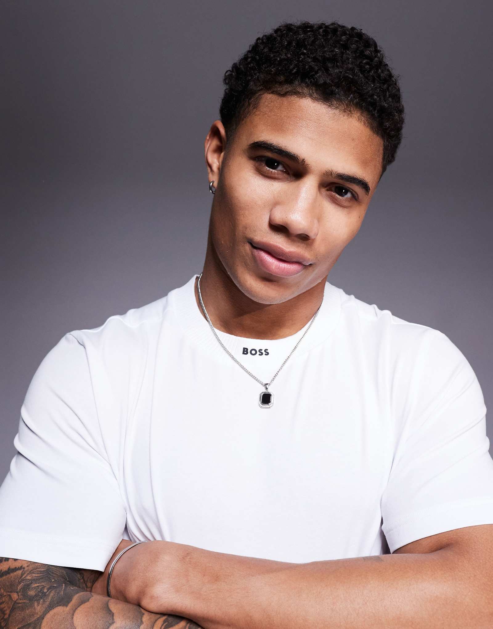 Белая футболка с логотипом BOSS Green с ребристым вырезом в супертяжелом весе 11190₽