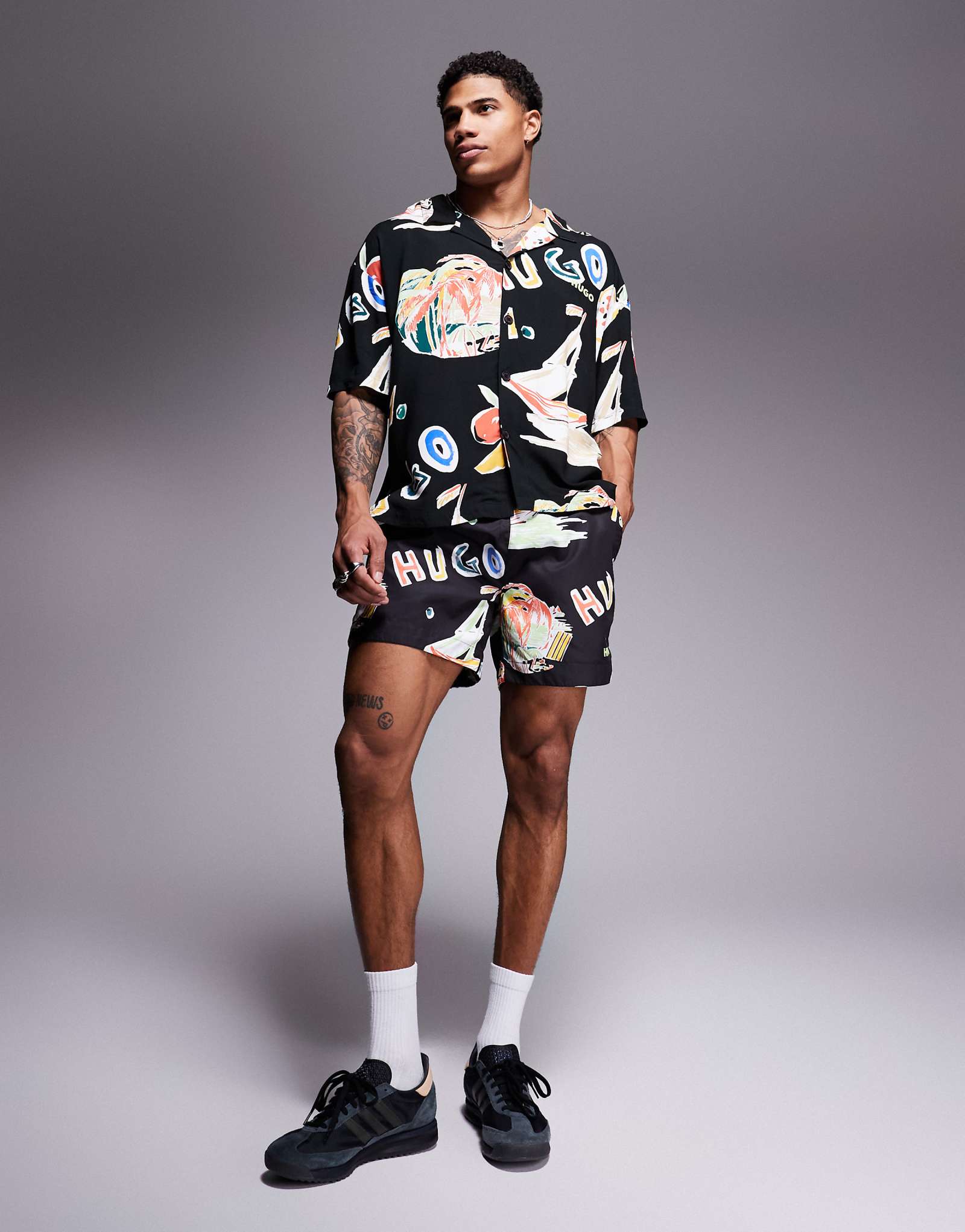 Плавательные шорты HUGO Red Calala с логотипом и принтом в виде листьев черного цвета - часть комплекта 10390₽