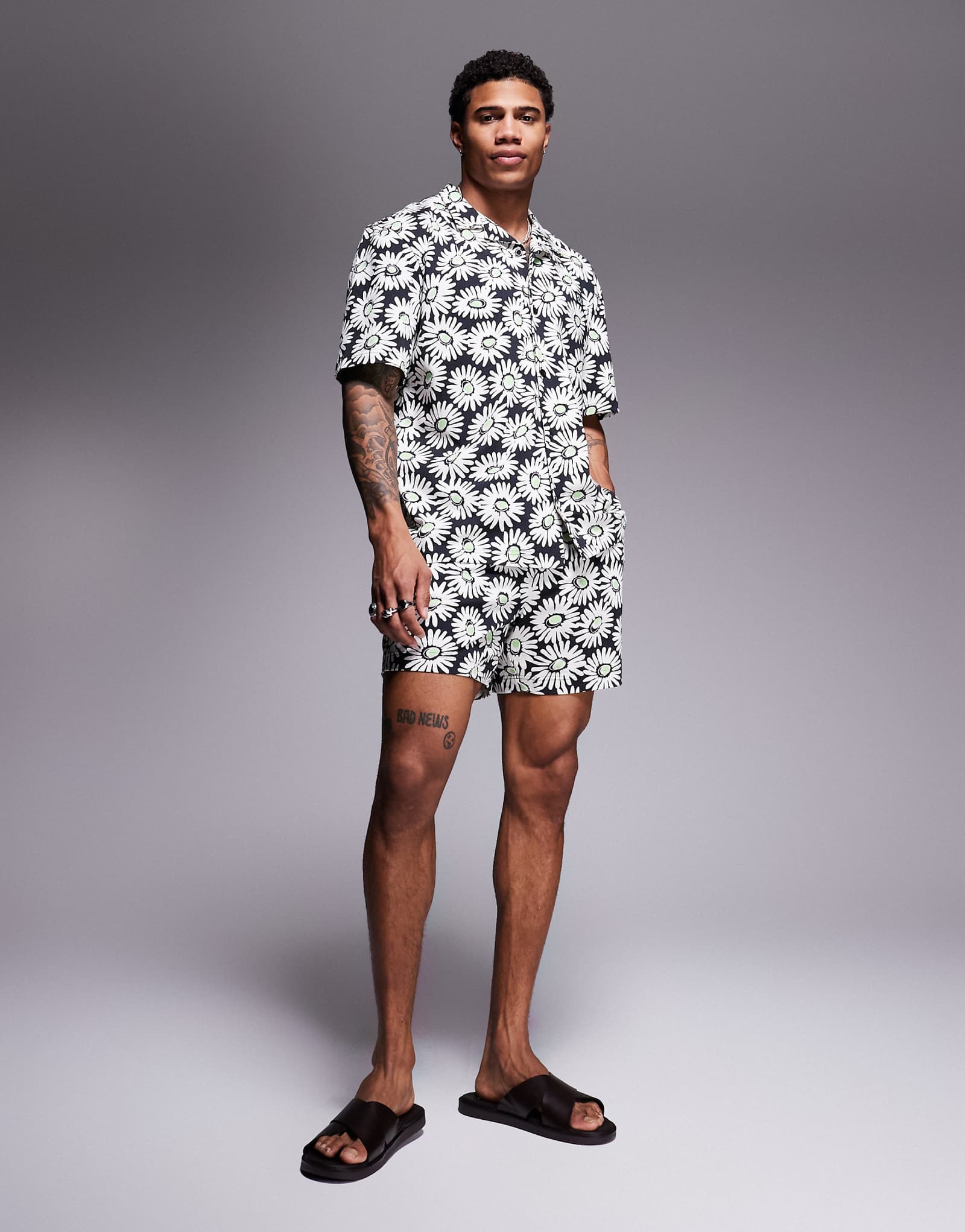 Пляжная рубашка с коротким рукавом и плавательные шорты HUGO Red Dazzy daisy с принтом ромашки в разноцветном цвете 16790₽