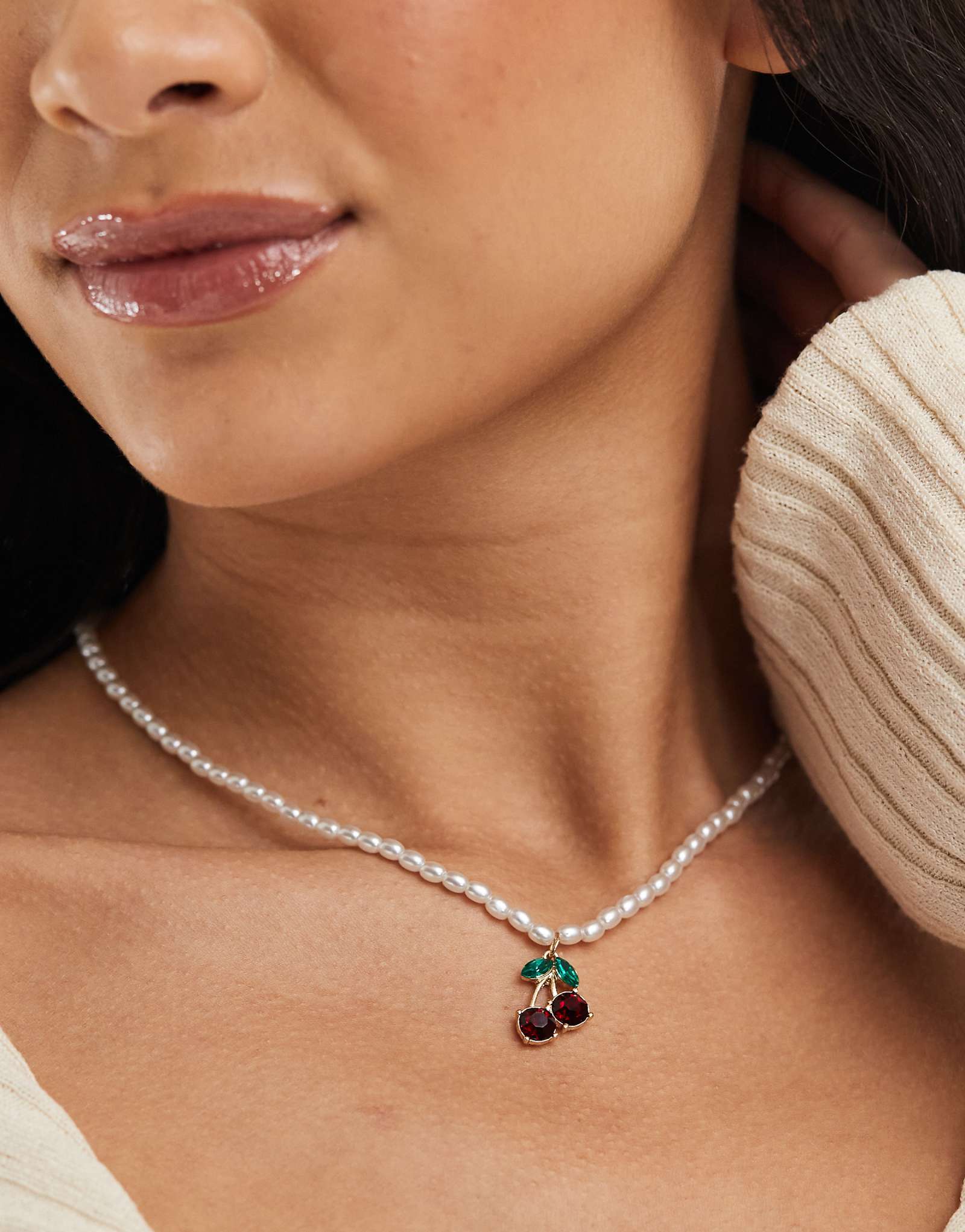 Дополните ожерелье из жемчужного бисера с подвеской-вишенкой белого цвета