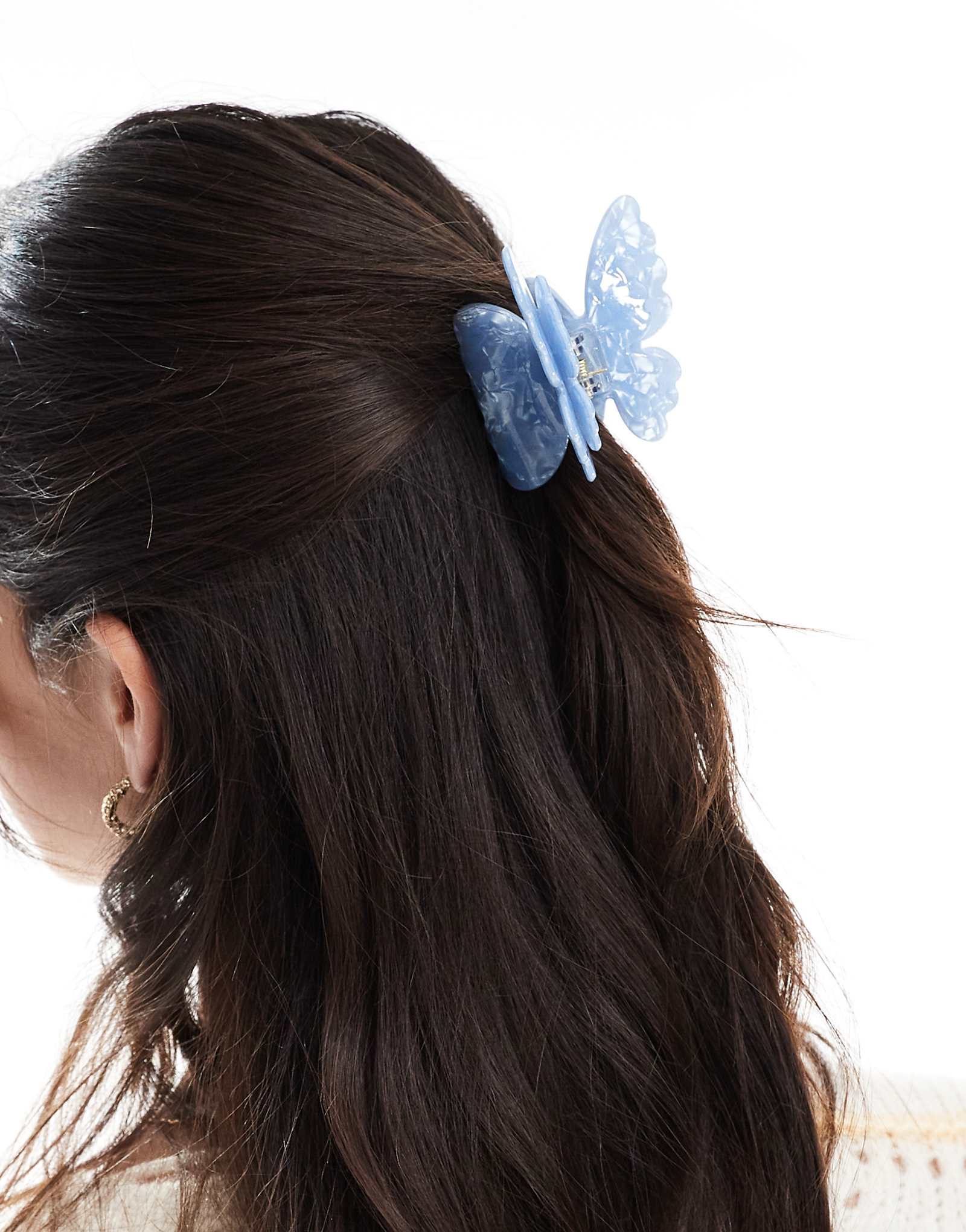 Дополните аксессуарами коготь для волос в виде бабочки синего цвета