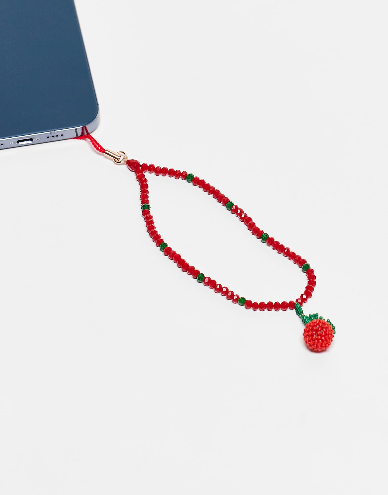 Дополните аксессуарами вышитый бисером вишневый брелок для телефона красного цвета 3290₽