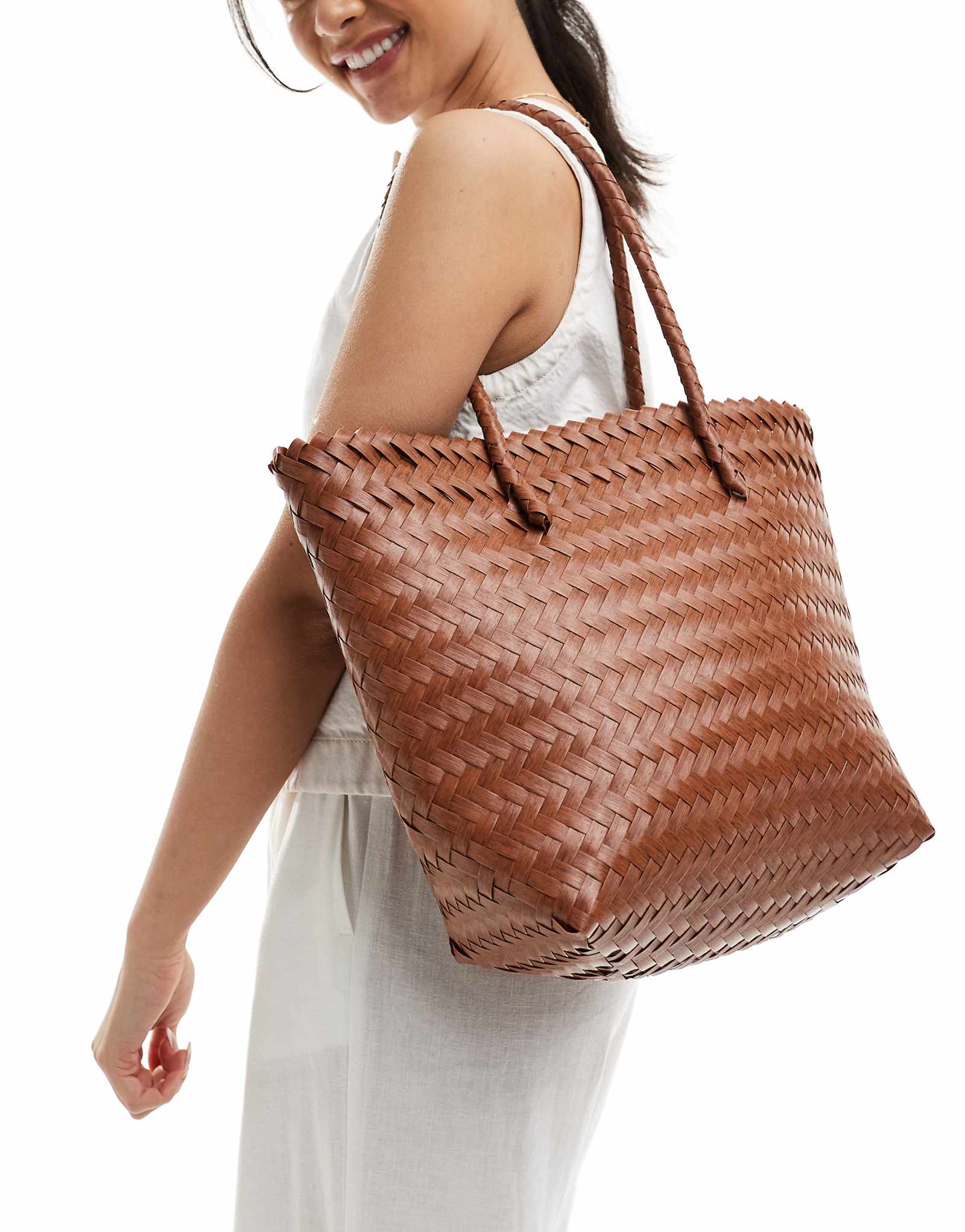 Сумка через плечо из плетеной ткани с верхней ручкой коричневого цвета 6390₽