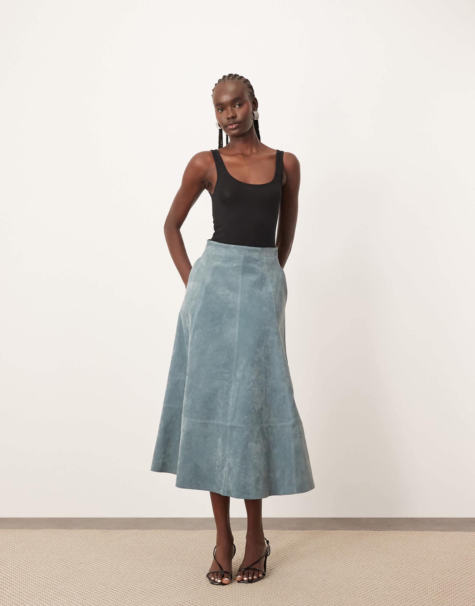 Замшевая юбка-миди по кругу светло-голубого цвета