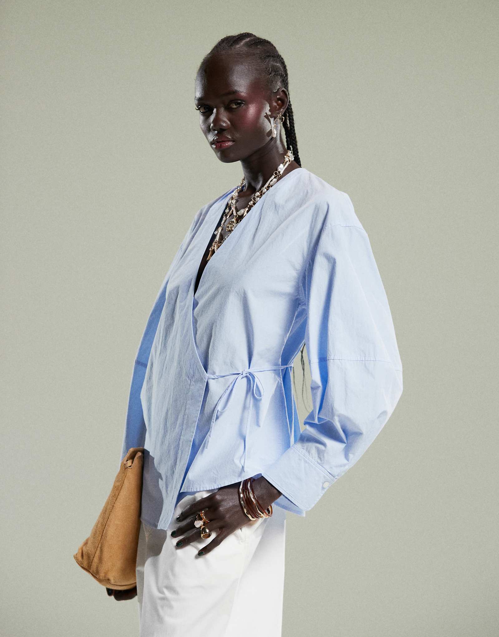 Блузка из хлопчатобумажного поплина ARKET синего цвета с запахом 22890₽