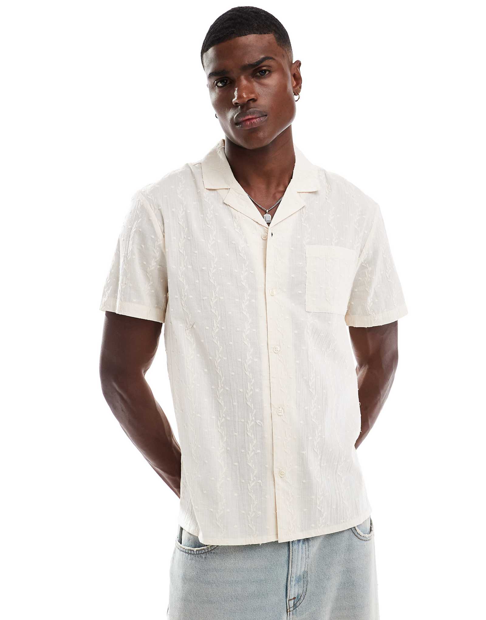 Еще одно влияние оказала вышитая полоска на воротничок рубашки revere песочного цвета