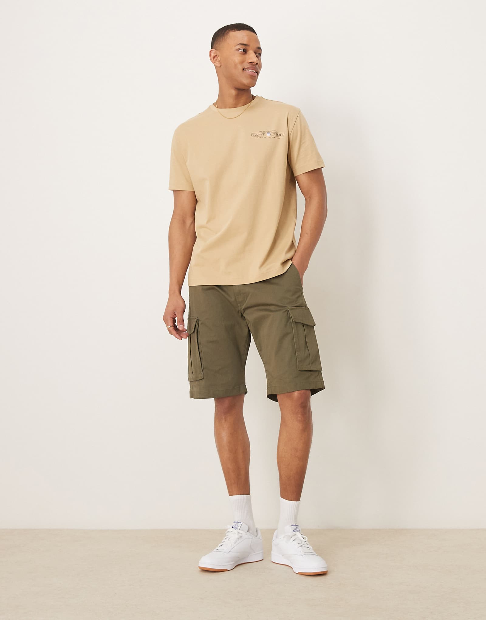 Саржевые шорты-карго свободного кроя GANT темно-зеленого цвета 23590₽