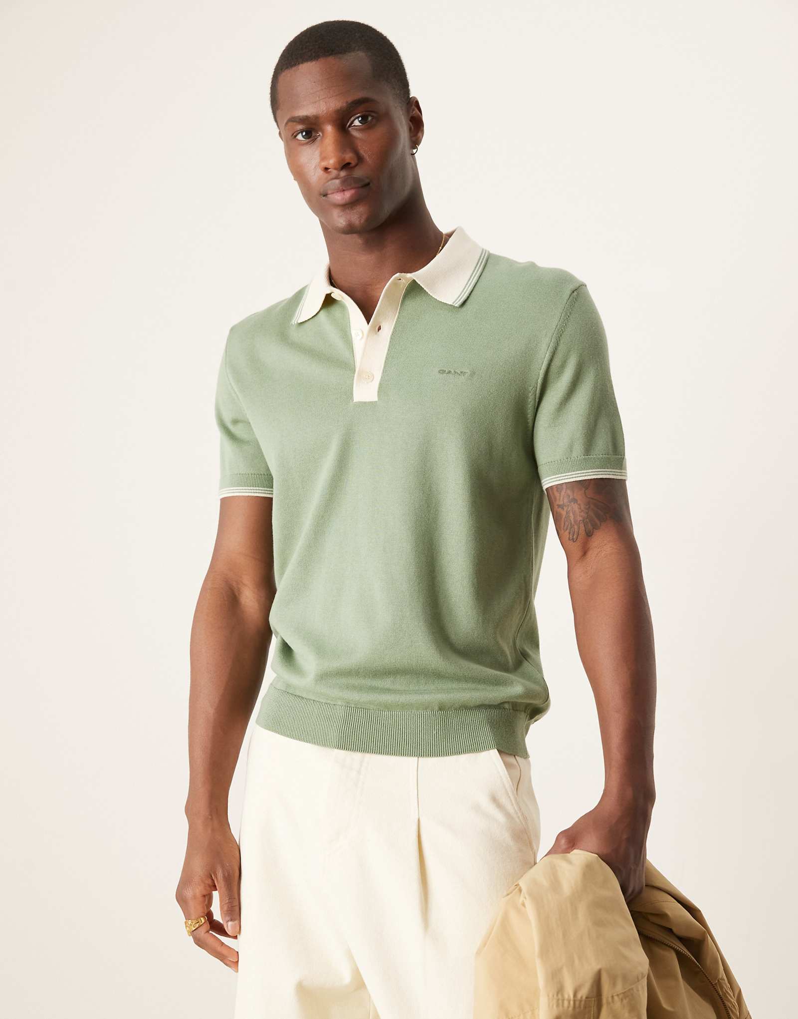 Трикотажное поло с коротким рукавом и окантовкой с логотипом GANT светло-зеленого цвета 31690₽