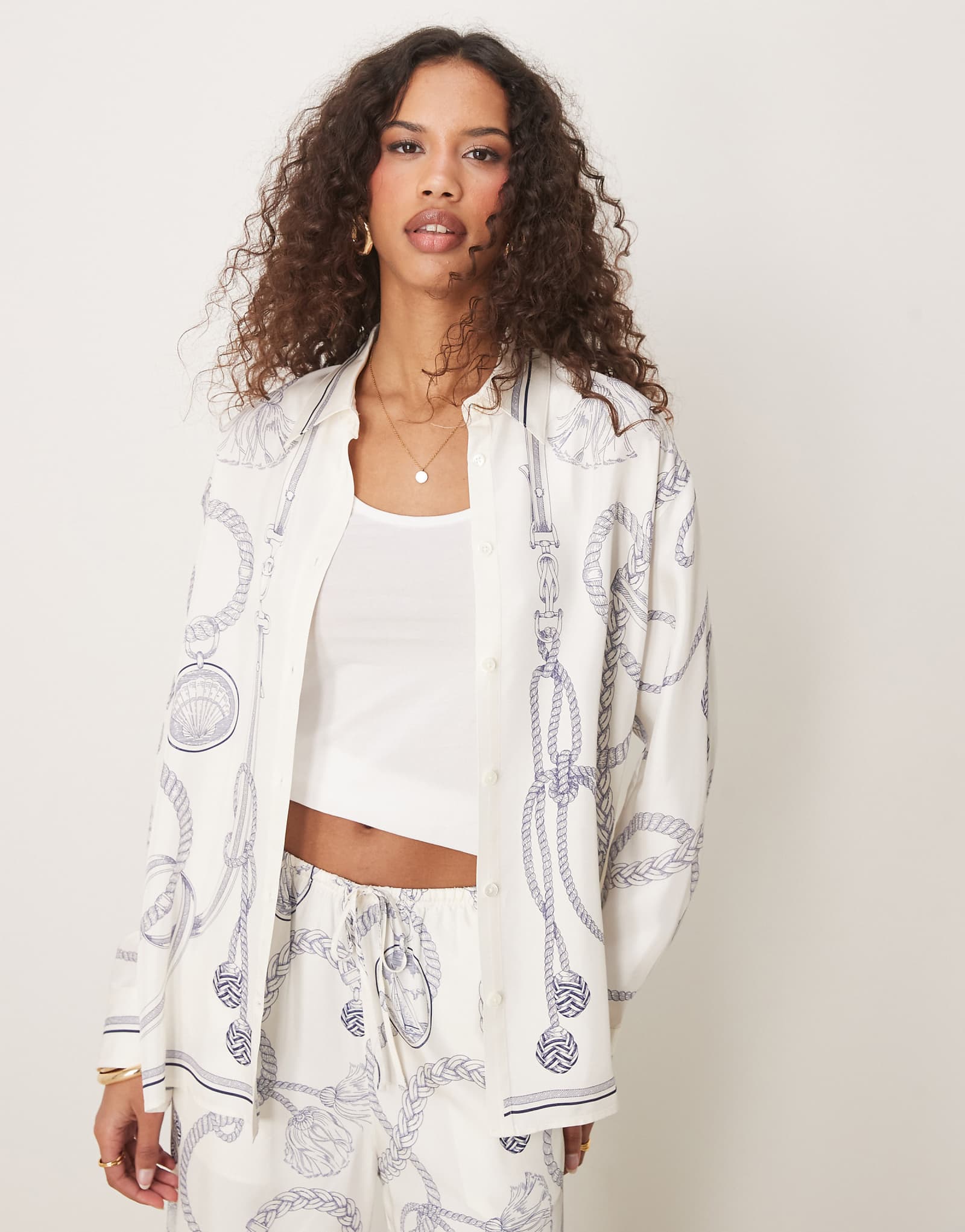 Белоснежная рубашка с принтом в виде цепочки от GANT - часть комплекта 45590₽