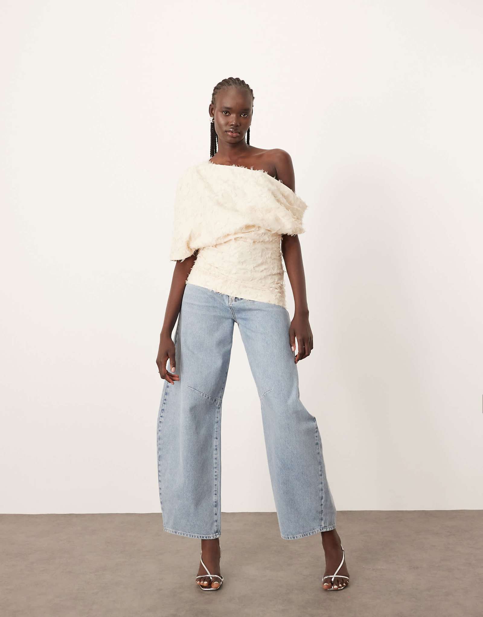 ВЫЛОЖИТЕ драпированный топ с открытыми плечами по текстуре крема 12190₽