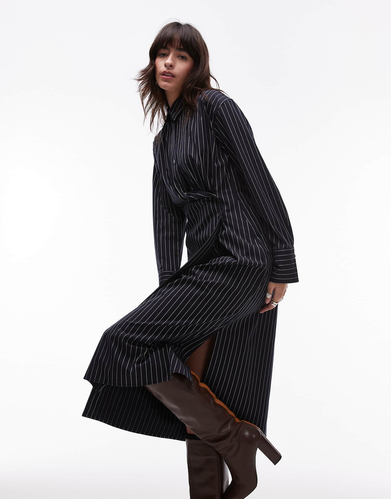 Асимметричное платье-рубашка ARKET midaxi на пуговицах спереди в темно-синюю полоску 12390₽