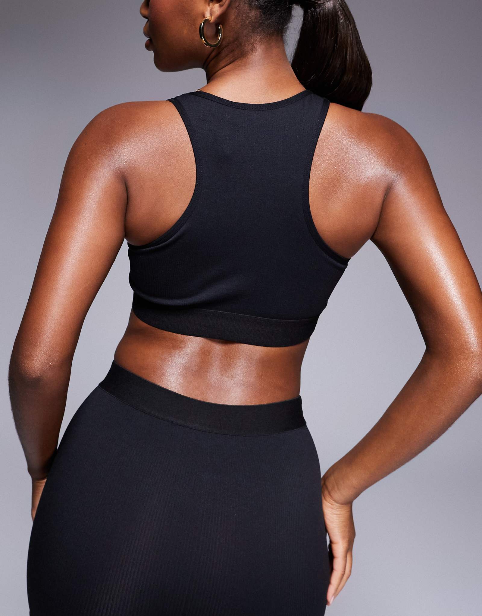 4505 Интимный бесшовный бюстгальтер active из трикотажа в рубчик на спине черного цвета 3190₽