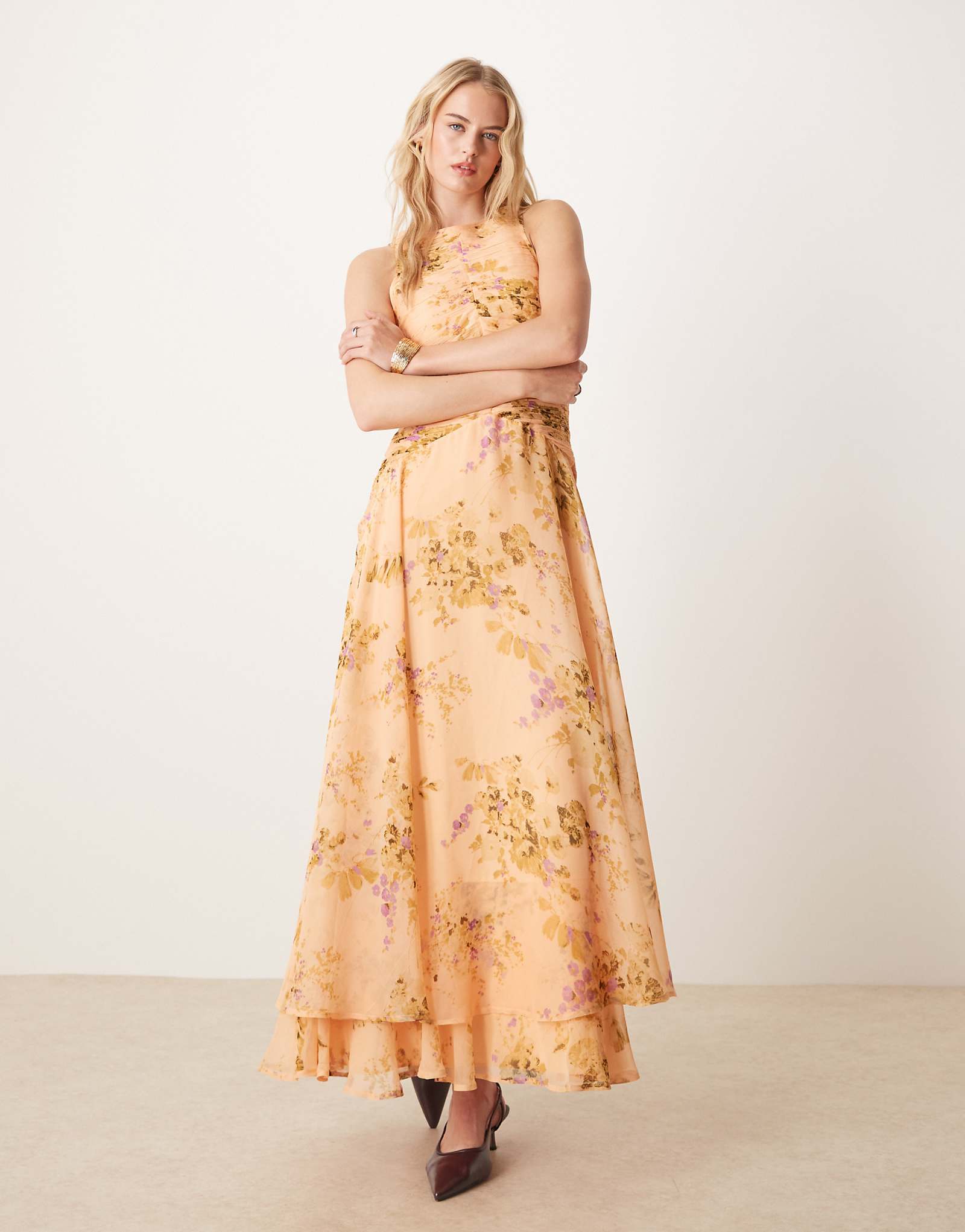 Макси-платье ASOS DESIGN с высоким вырезом лодочкой и рюшами на лифе заниженной талией и цветочным принтом 9290₽