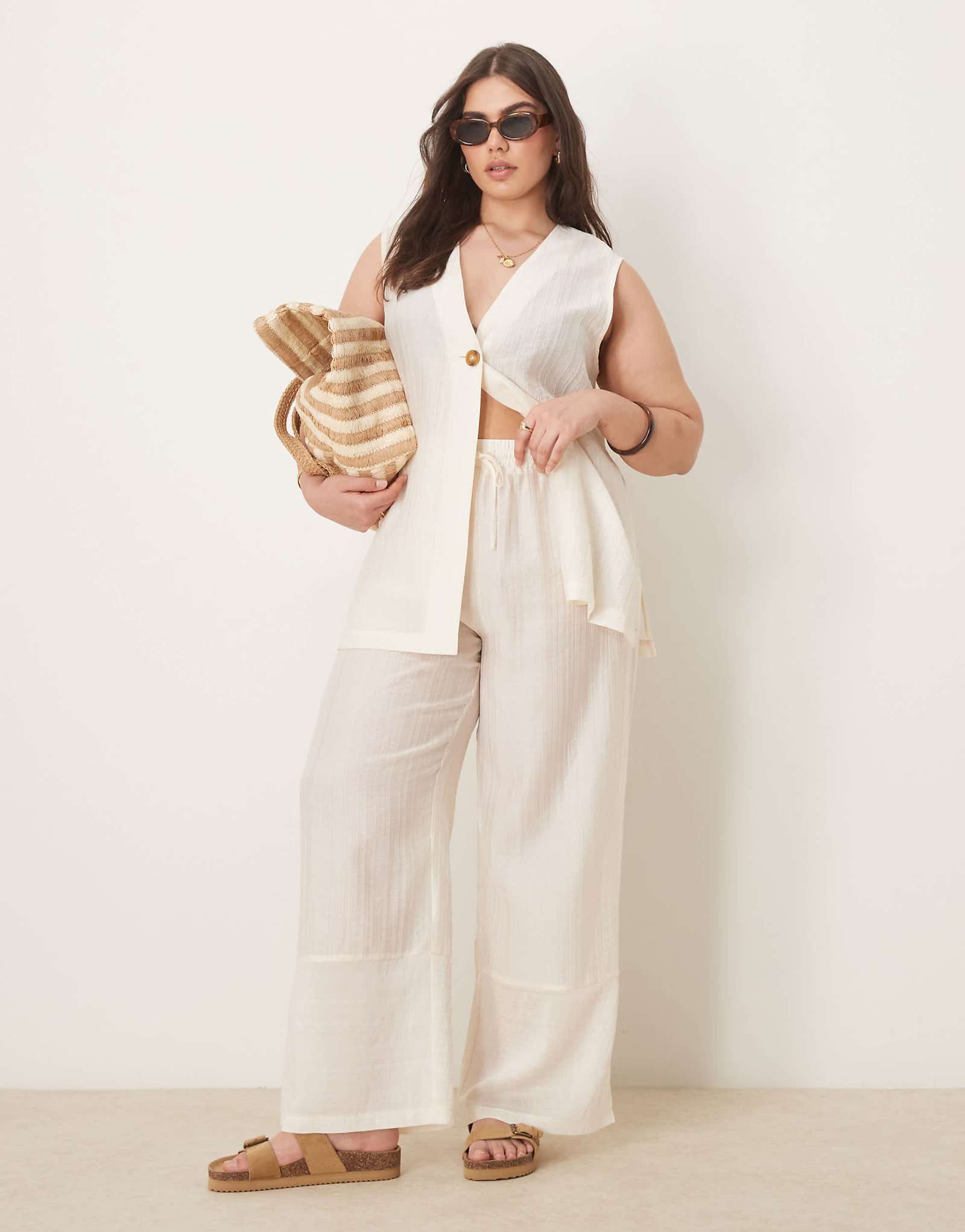 Широкие брюки ASOS DESIGN Curve с прозрачной текстурой темно-белого цвета - часть комплекта 7590₽