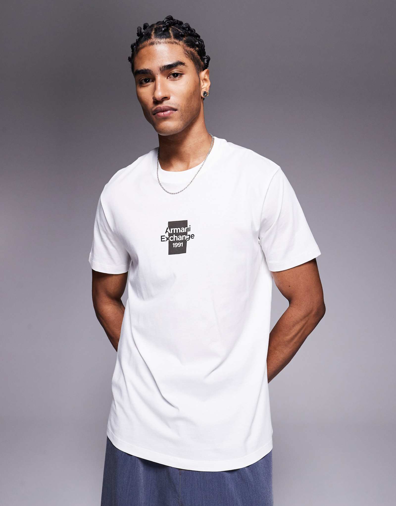 Футболка с центральным логотипом Armani Exchange белоснежного цвета 5590₽