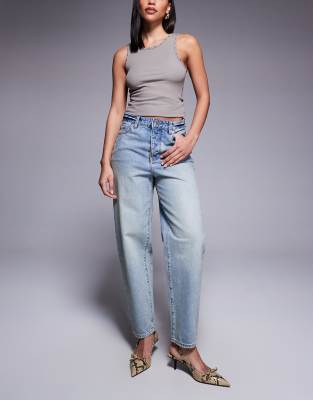 Светло-голубые зауженные джинсы морковного цвета от Armani Exchange
