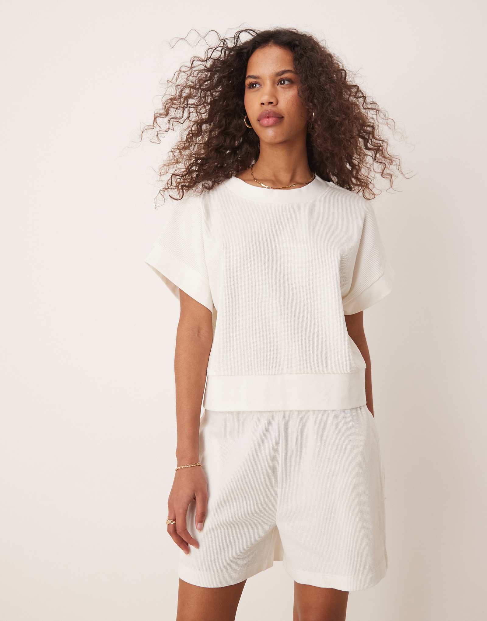 ДИЗАЙНЕРСКАЯ вафельная футболка ASOS с плотным рубчатым подолом кремового цвета 4690₽