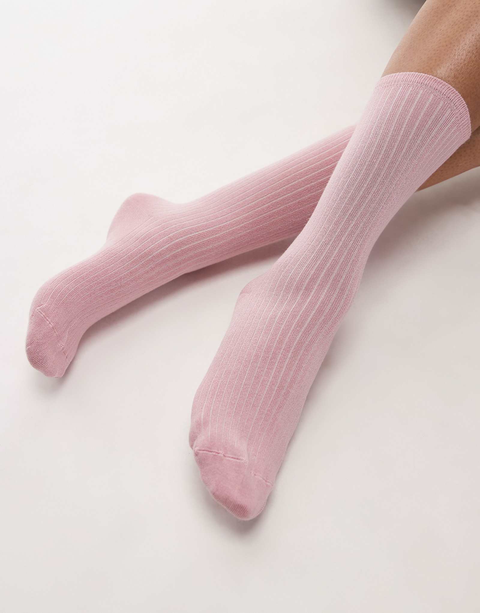 Хлопчатобумажные носки в рубчик ARKET светло-розового цвета 2190₽