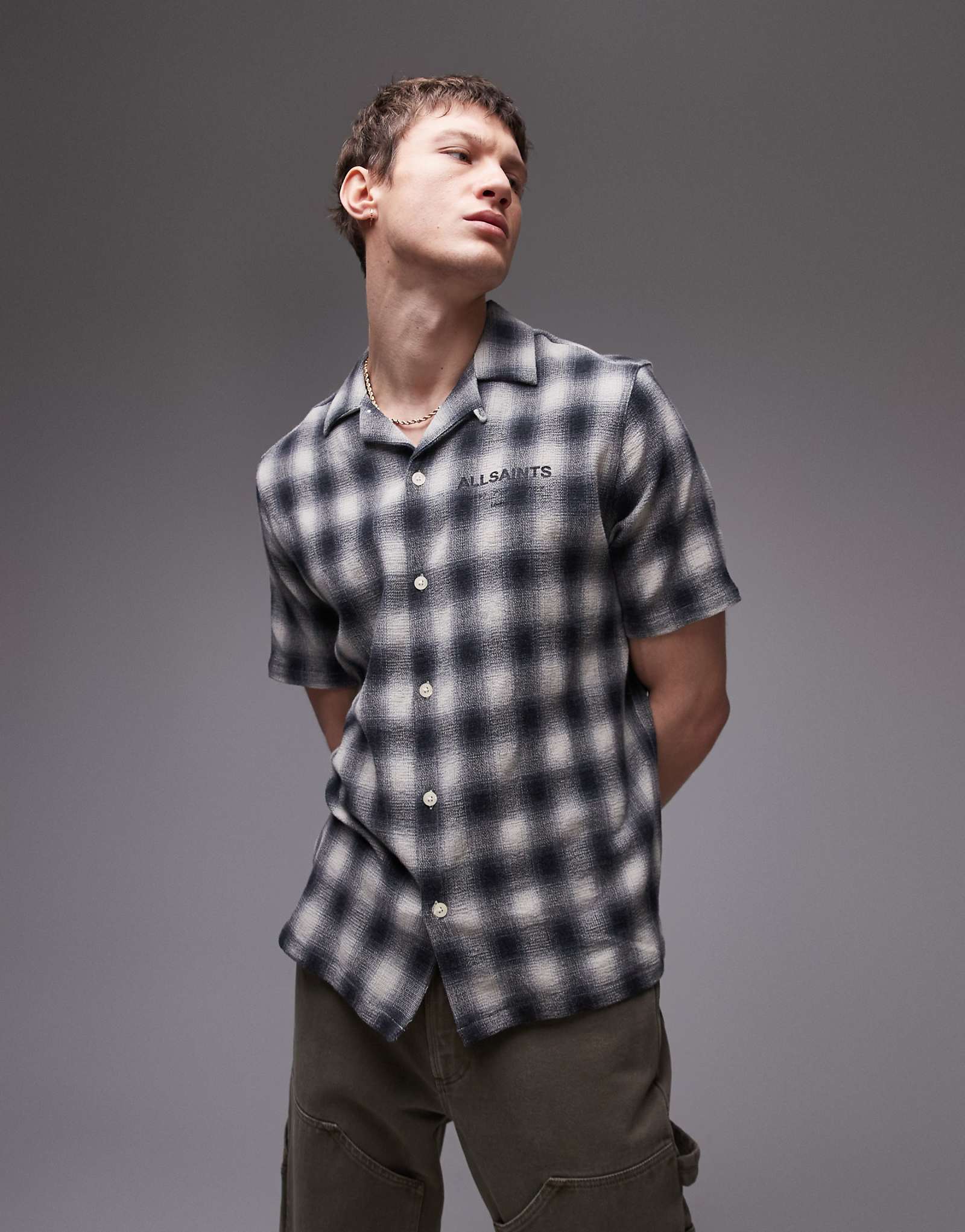 Футболка AllSaints Underground с коротким рукавом и принтом сзади в черную клетку