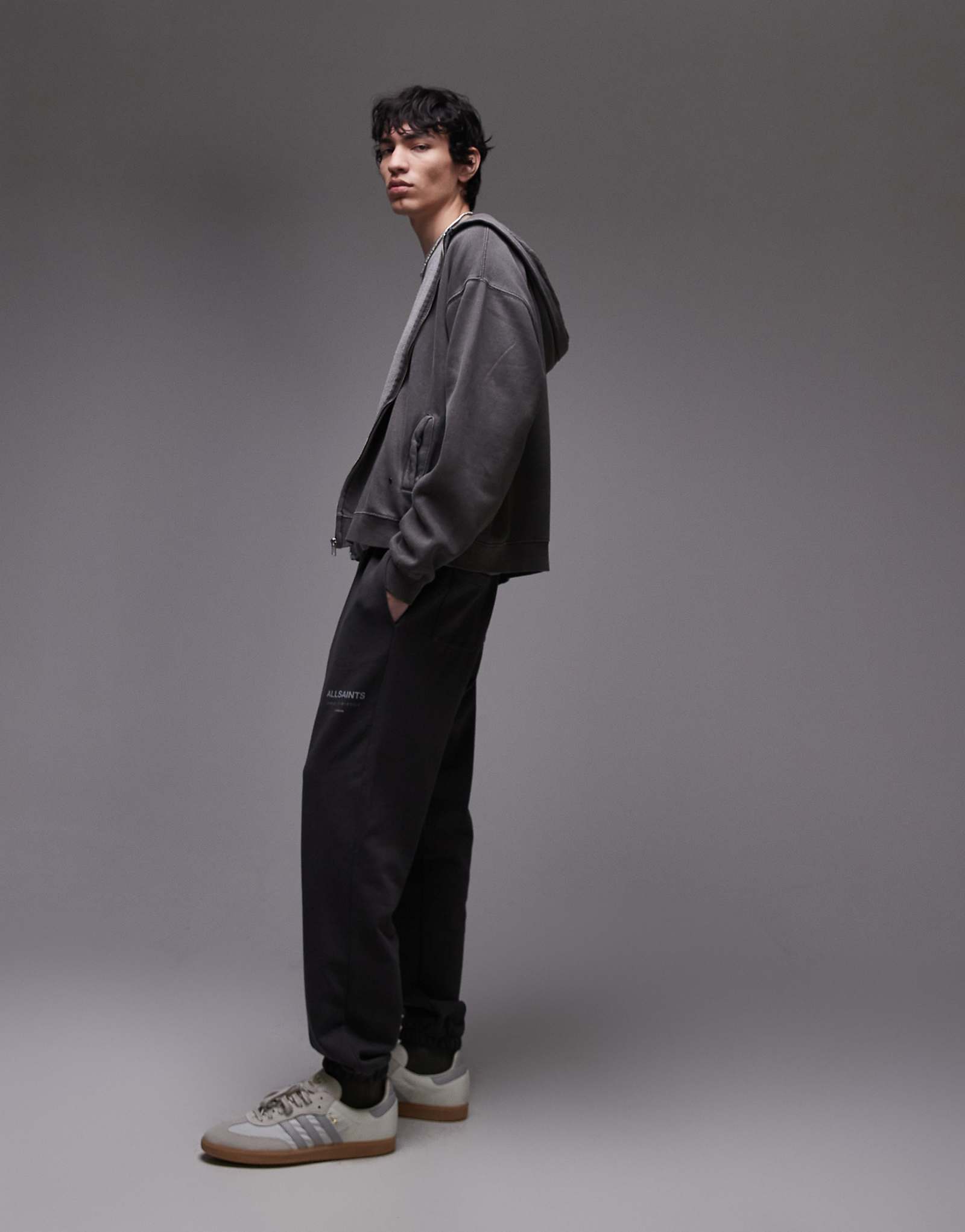 Спортивные брюки AllSaints Underground темно-серого цвета 32890₽