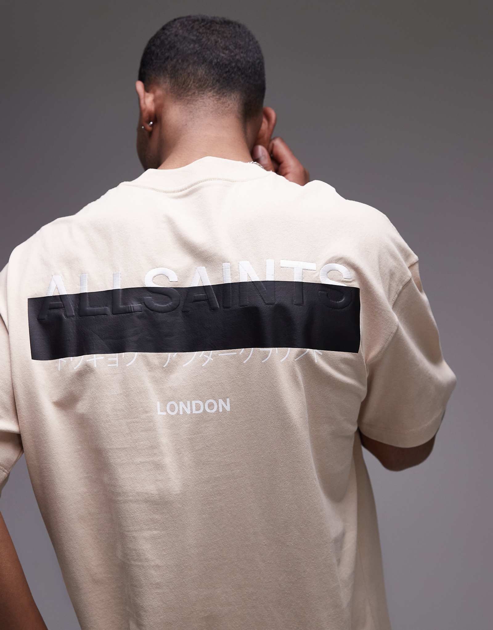 Футболка с вышитым логотипом AllSaints Redact оверсайз пыльно-светло-коричневого цвета 19390₽