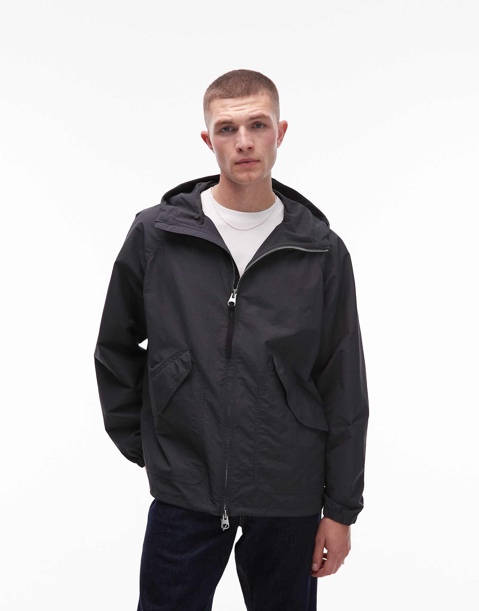 Куртка-ветровка ARKET серого цвета с застежкой-молнией спереди и капюшоном 40190₽