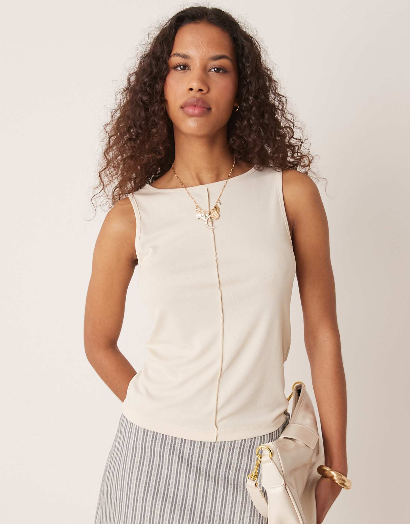 Трикотажный топ с рельефным швом спереди кремового цвета 7390₽