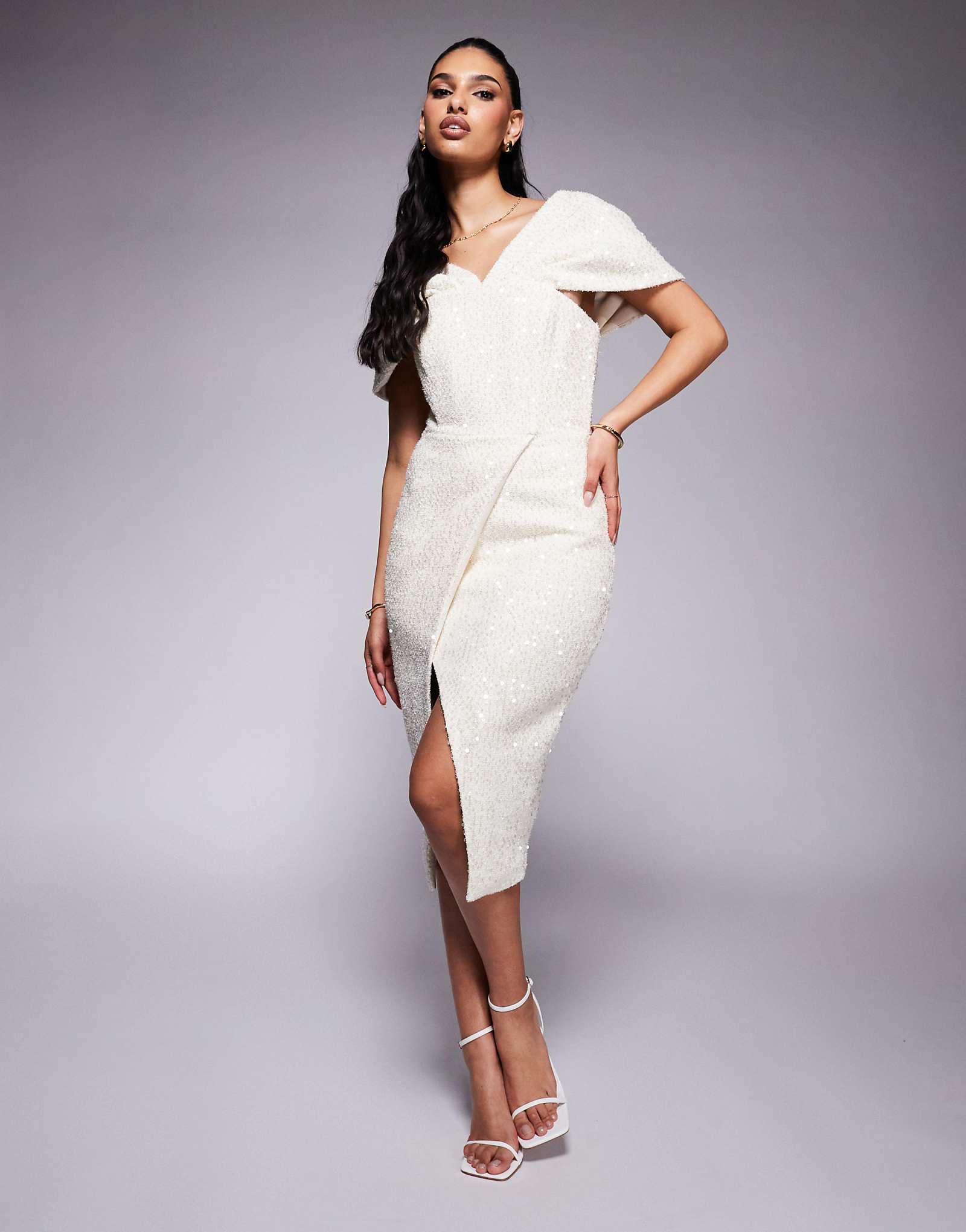 Роскошное бежевое миди-платье Alice с драпировкой от bardot и блестками из букле 35090₽