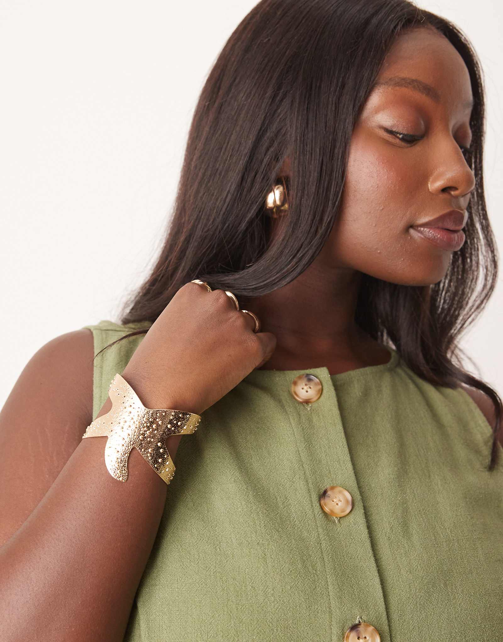 Браслет-манжета ASOS DESIGN Curve с золотистой отделкой в виде морской звезды 1990₽