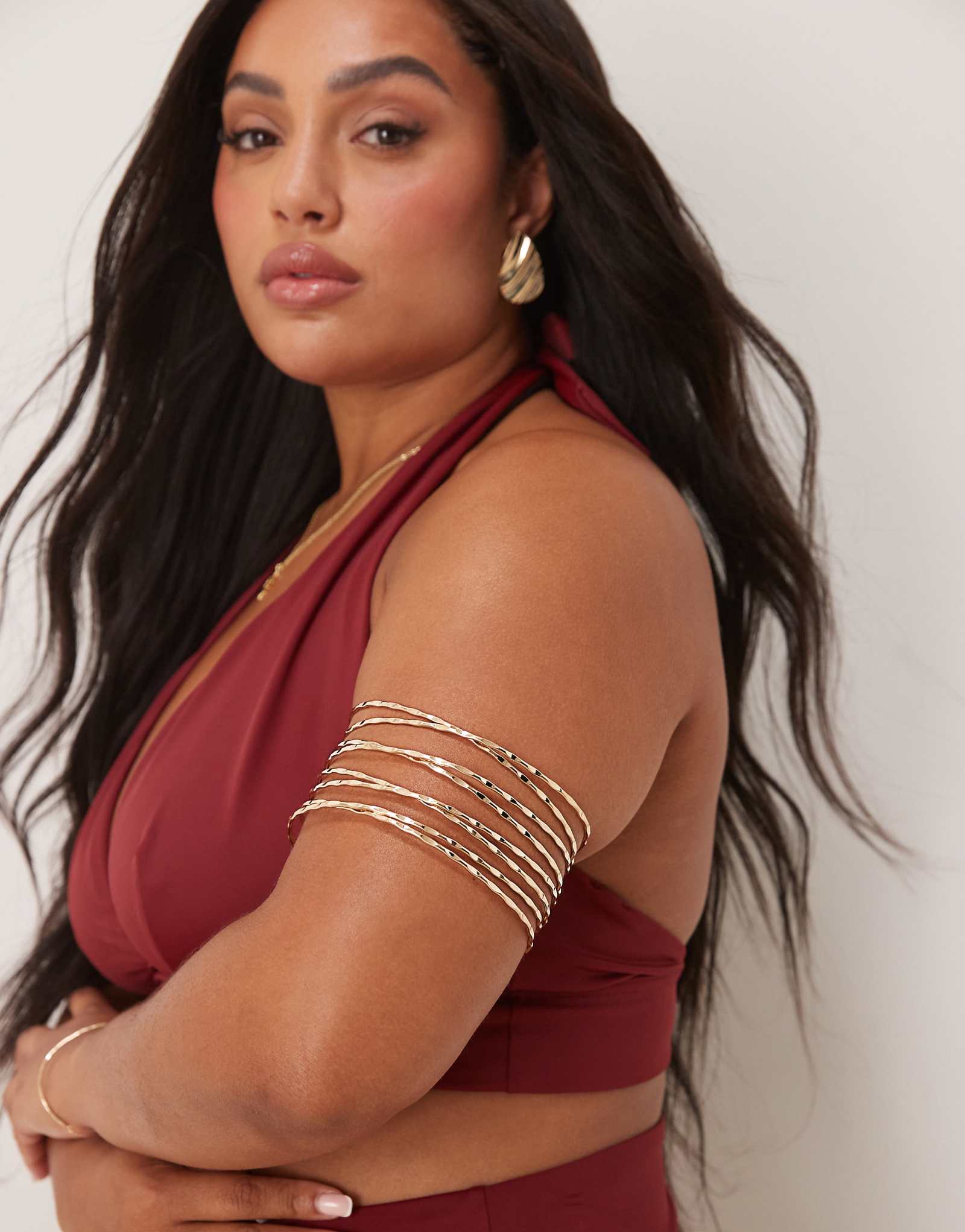 МАНЖЕТА ASOS DESIGN c изогнутой рукой с чеканным закругленным рисунком золотого оттенка 1990₽