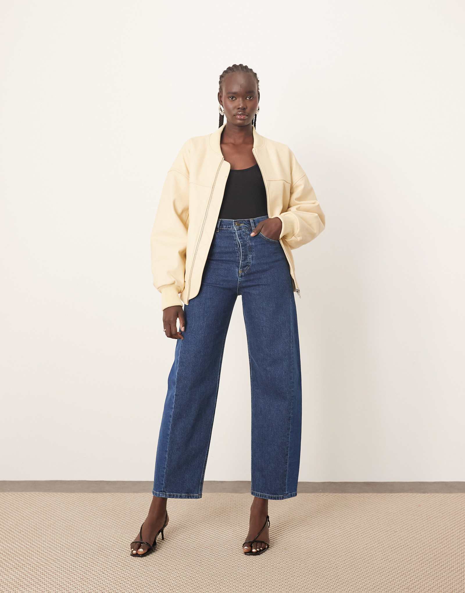 НАДЕНЬТЕ джинсы-бочонки eden denim с зауженными штанинами темно-синего цвета 15990₽