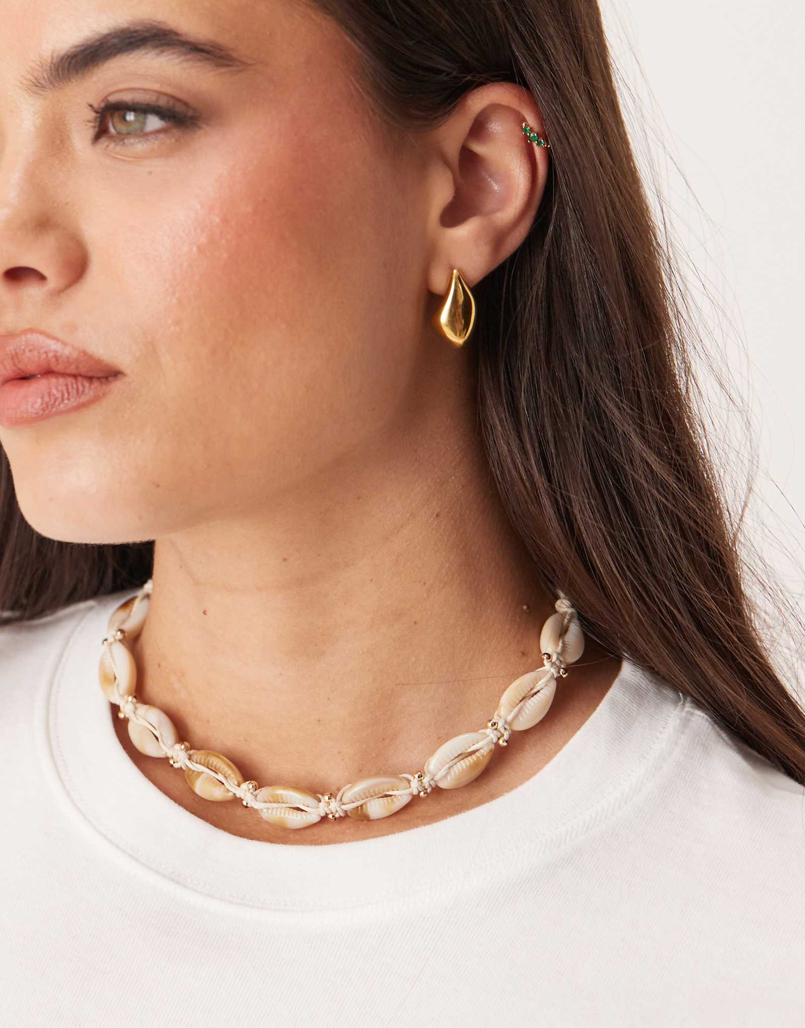 Колье-чокер ASOS DESIGN Curve с дизайном из искусственной ракушки в нейтральных тонах ASOS Curve