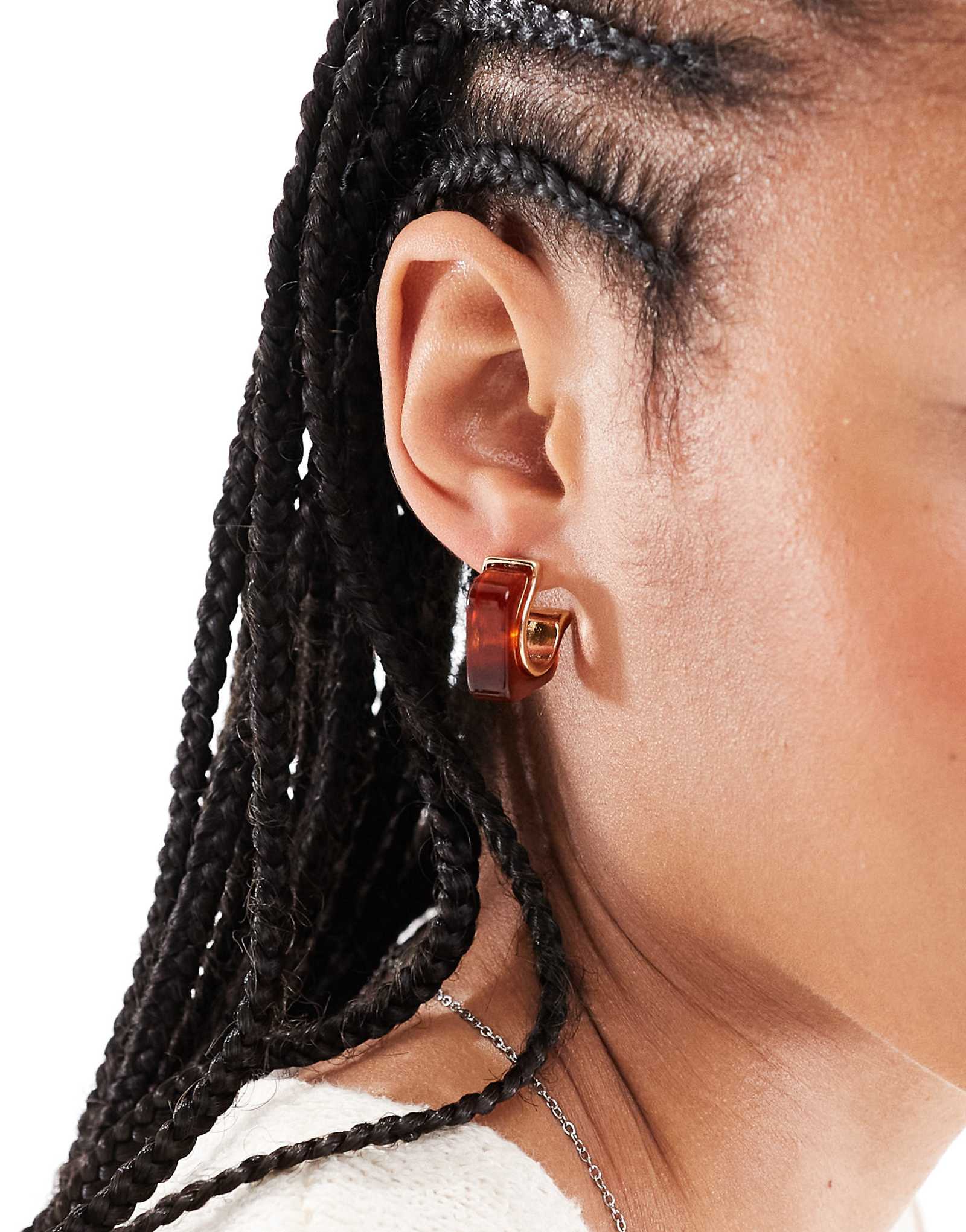 Дополните аксессуарами квадратные обручи из смолы Келли цвета янтаря 2190₽