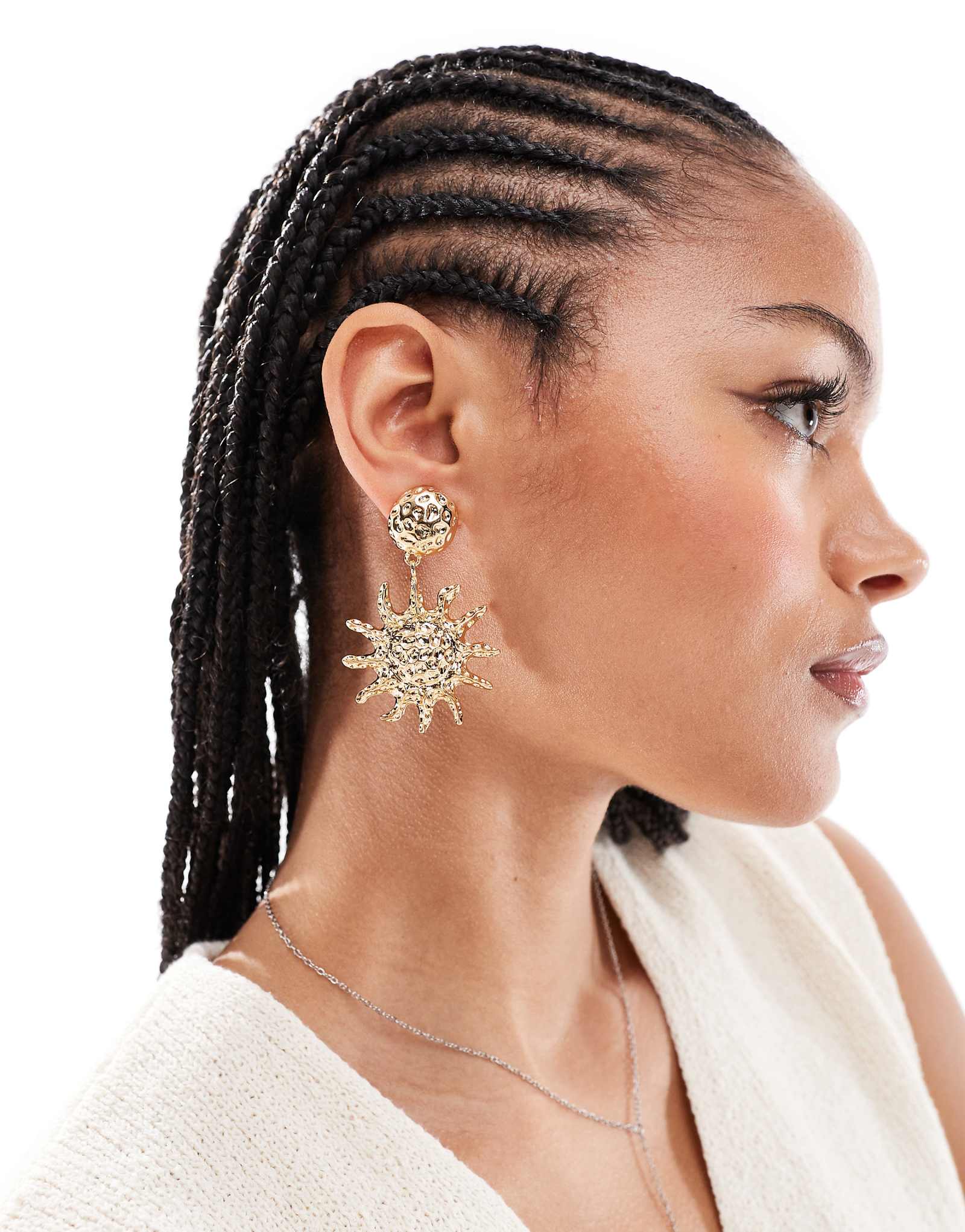 Эффектные серьги-капли sun drop из золота дополнены аксессуарами 3190₽