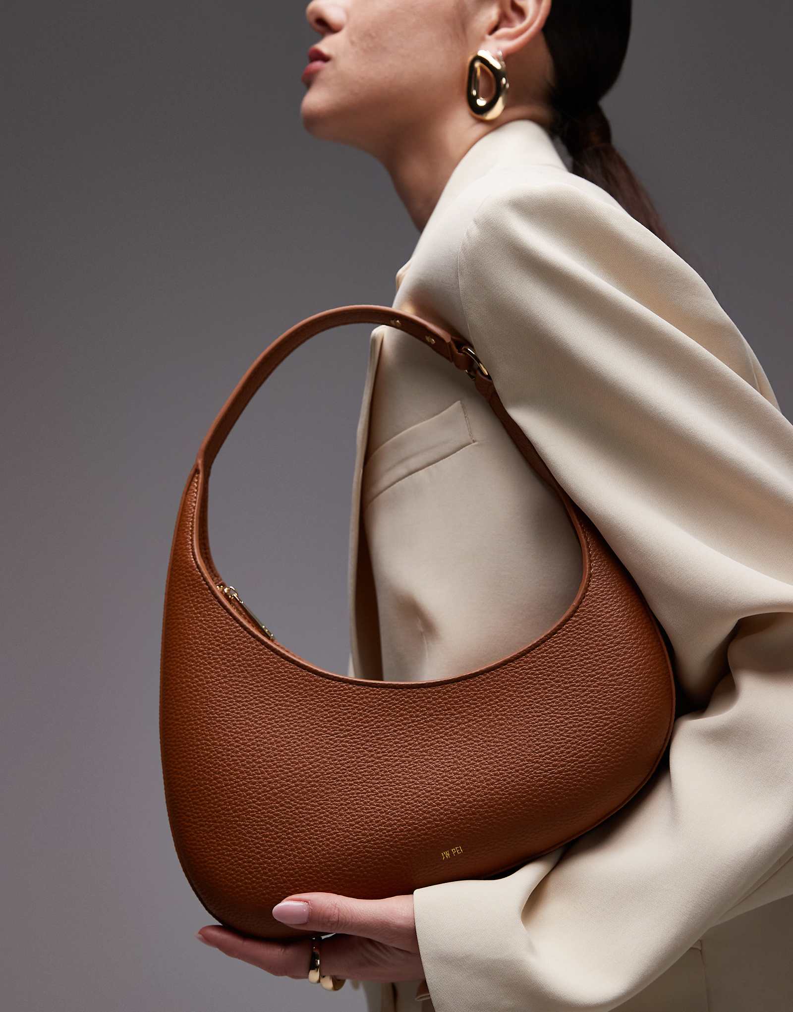 Асимметричная сумка JW PEI Harlee через плечо коричневого цвета