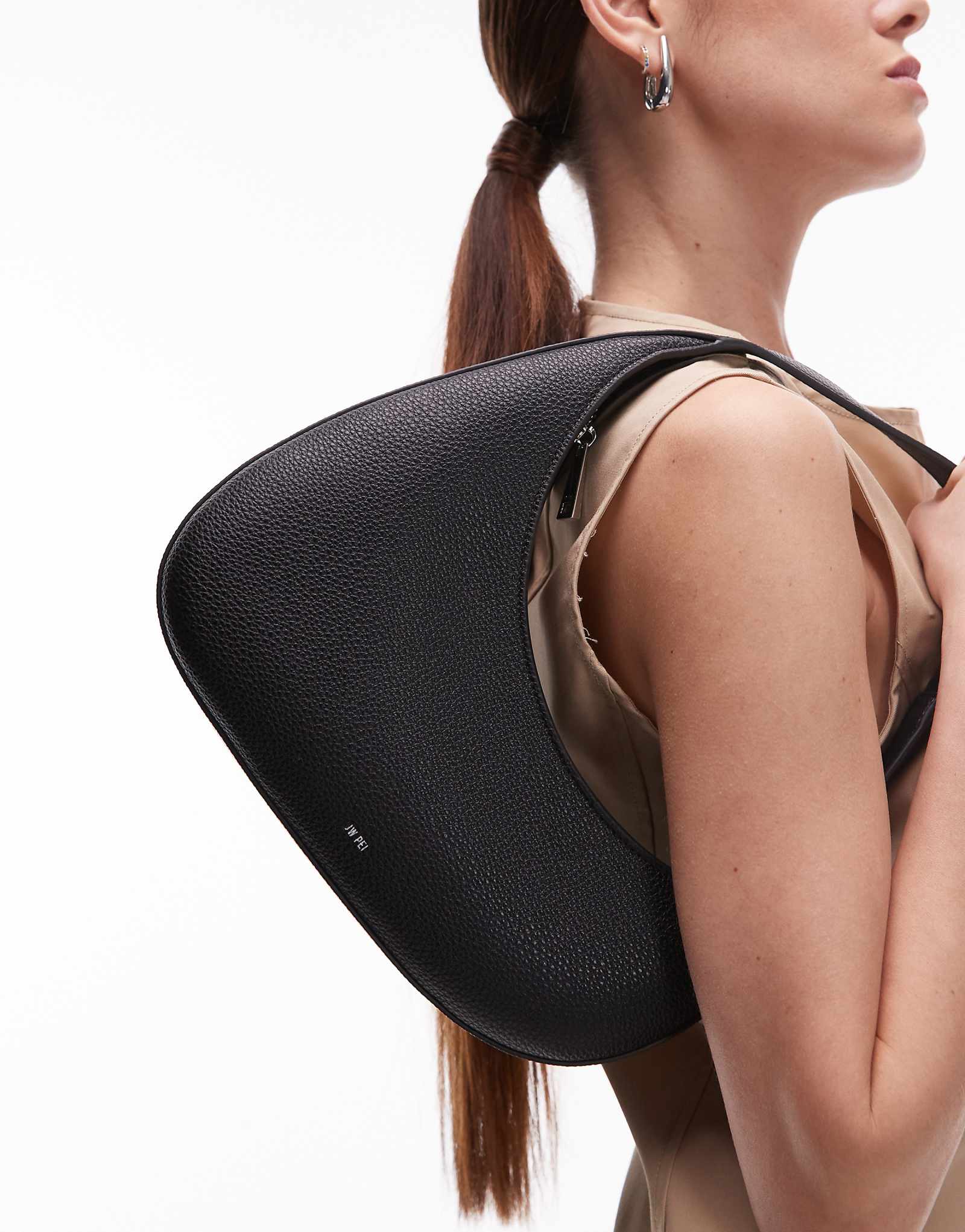 Асимметричная сумка через плечо JW PEI Harlee черного цвета