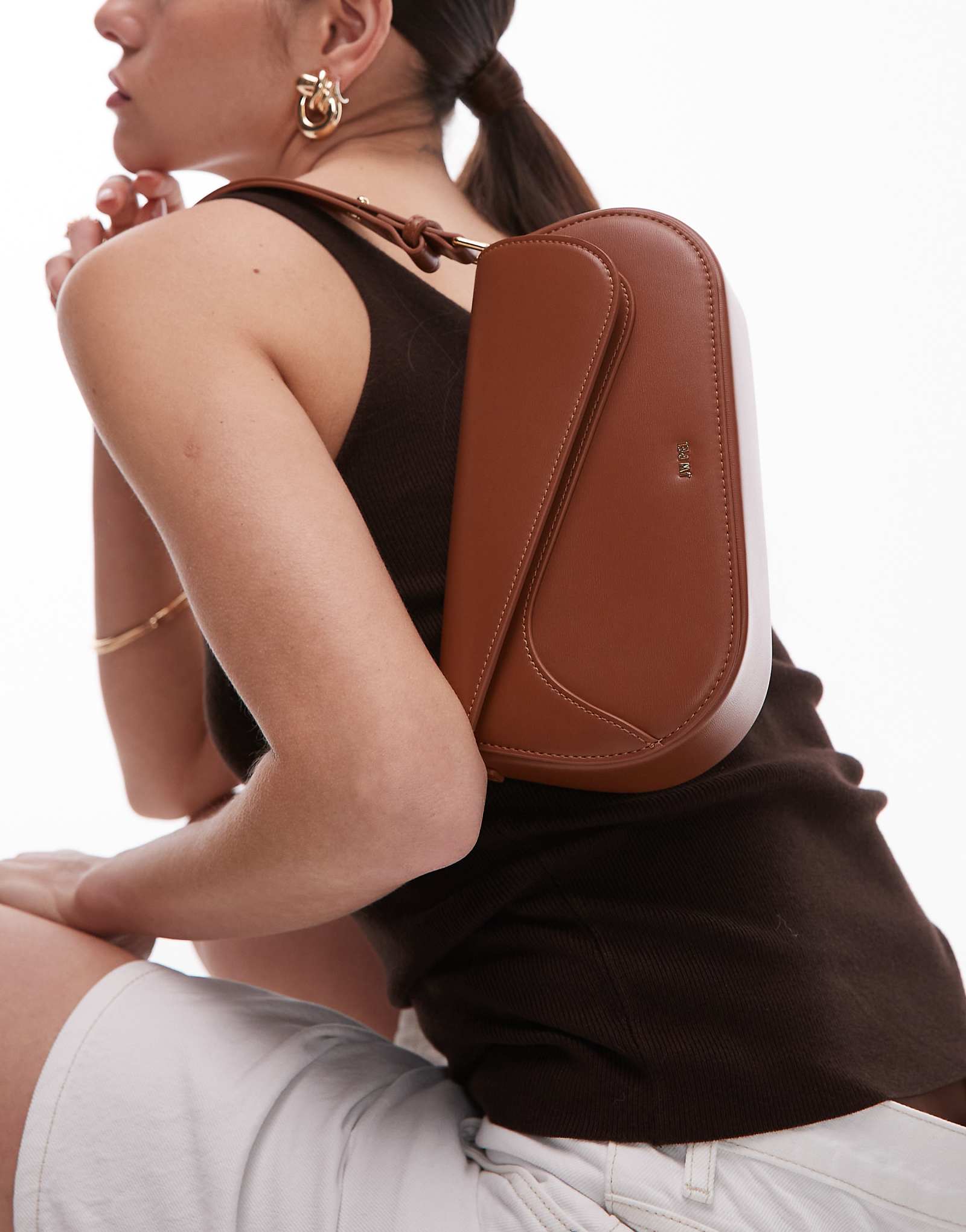 Сумка через плечо JW PEI addisyn с асимметричными деталями коричневого цвета 16790₽