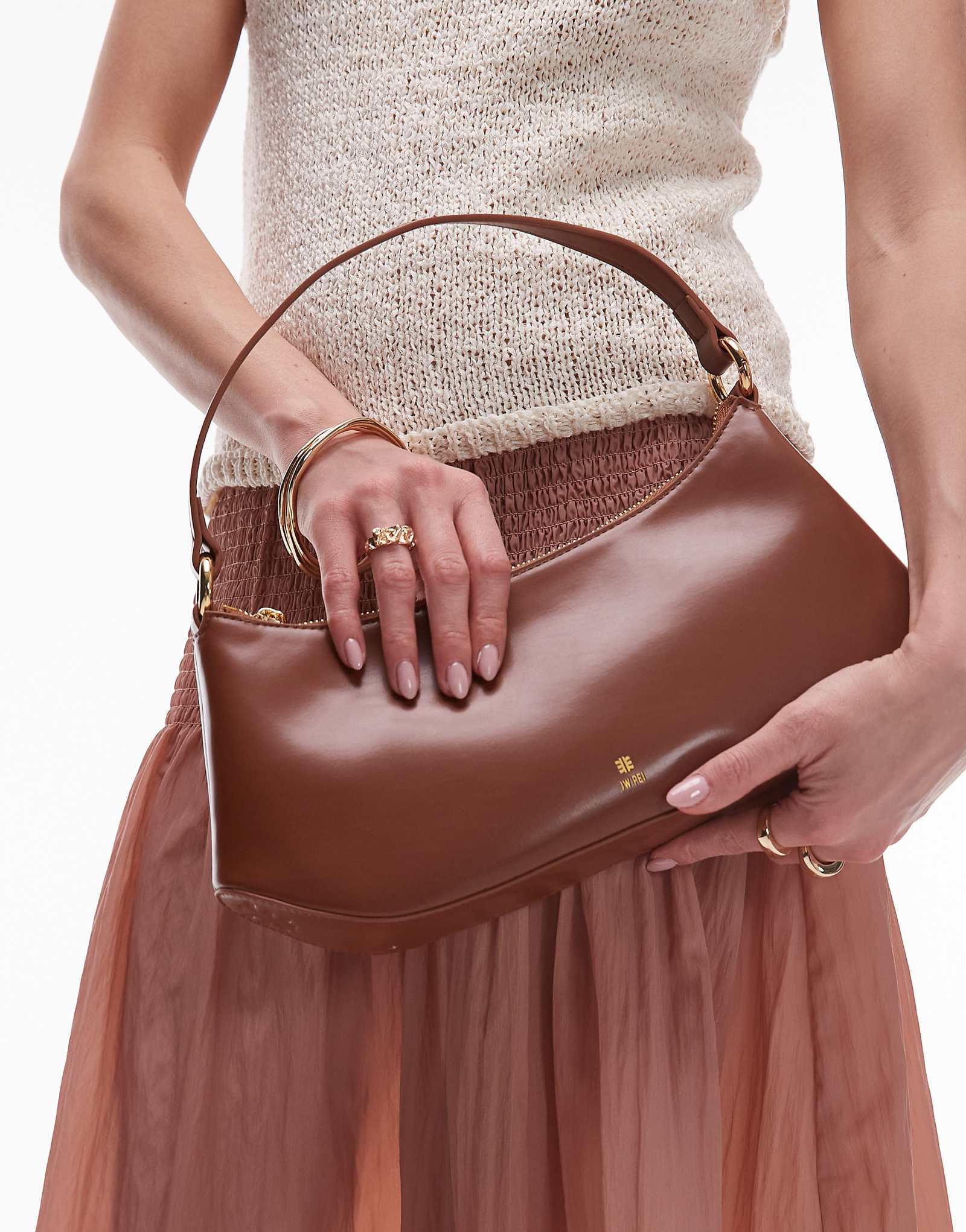 Коричневая сумка JW PEI с изогнутым наплечником