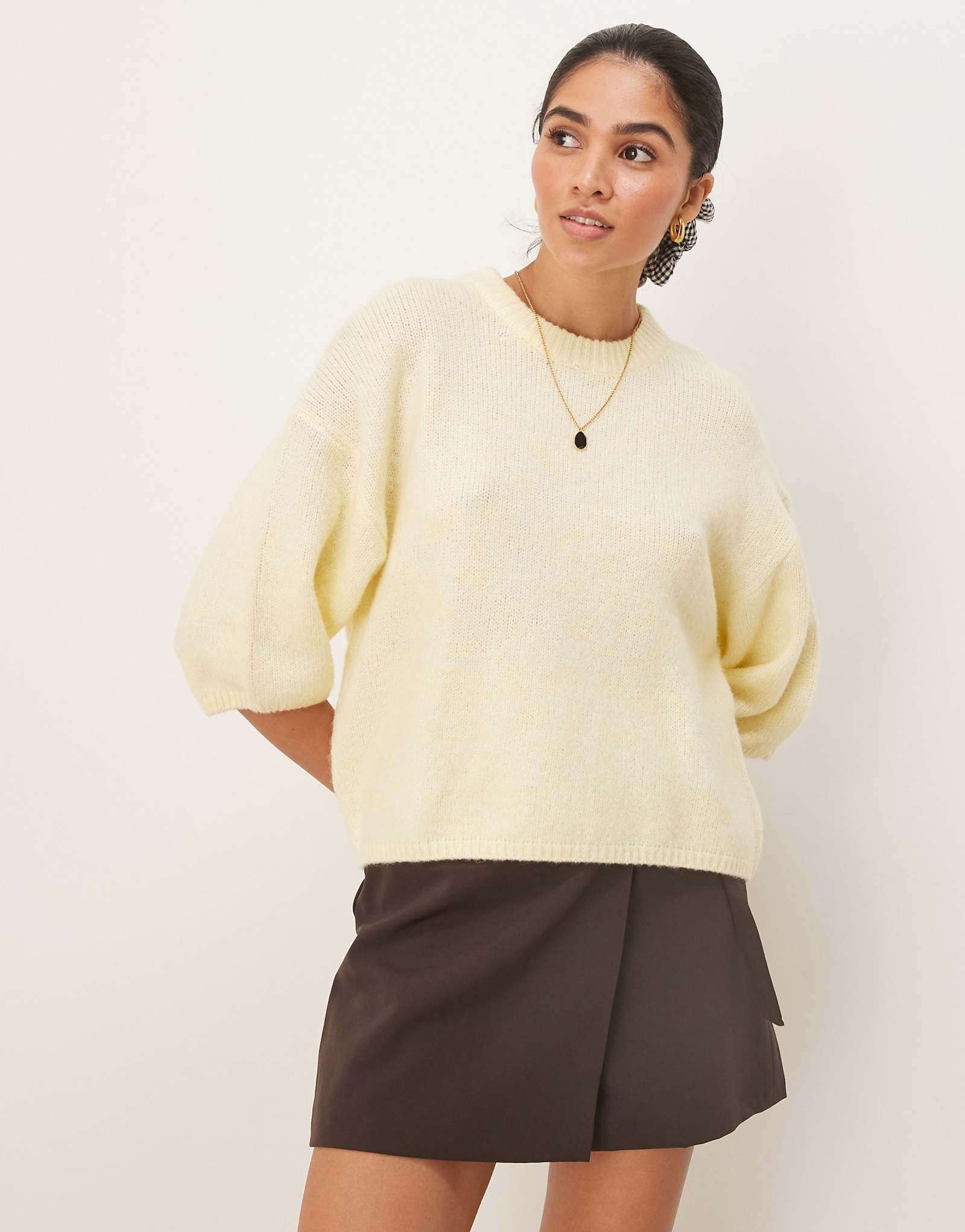 Трикотажный топ с круглым вырезом и пышными рукавами из трикотажа Gina Tricot с коротким рукавом сливочно-желтого цвета 11390₽