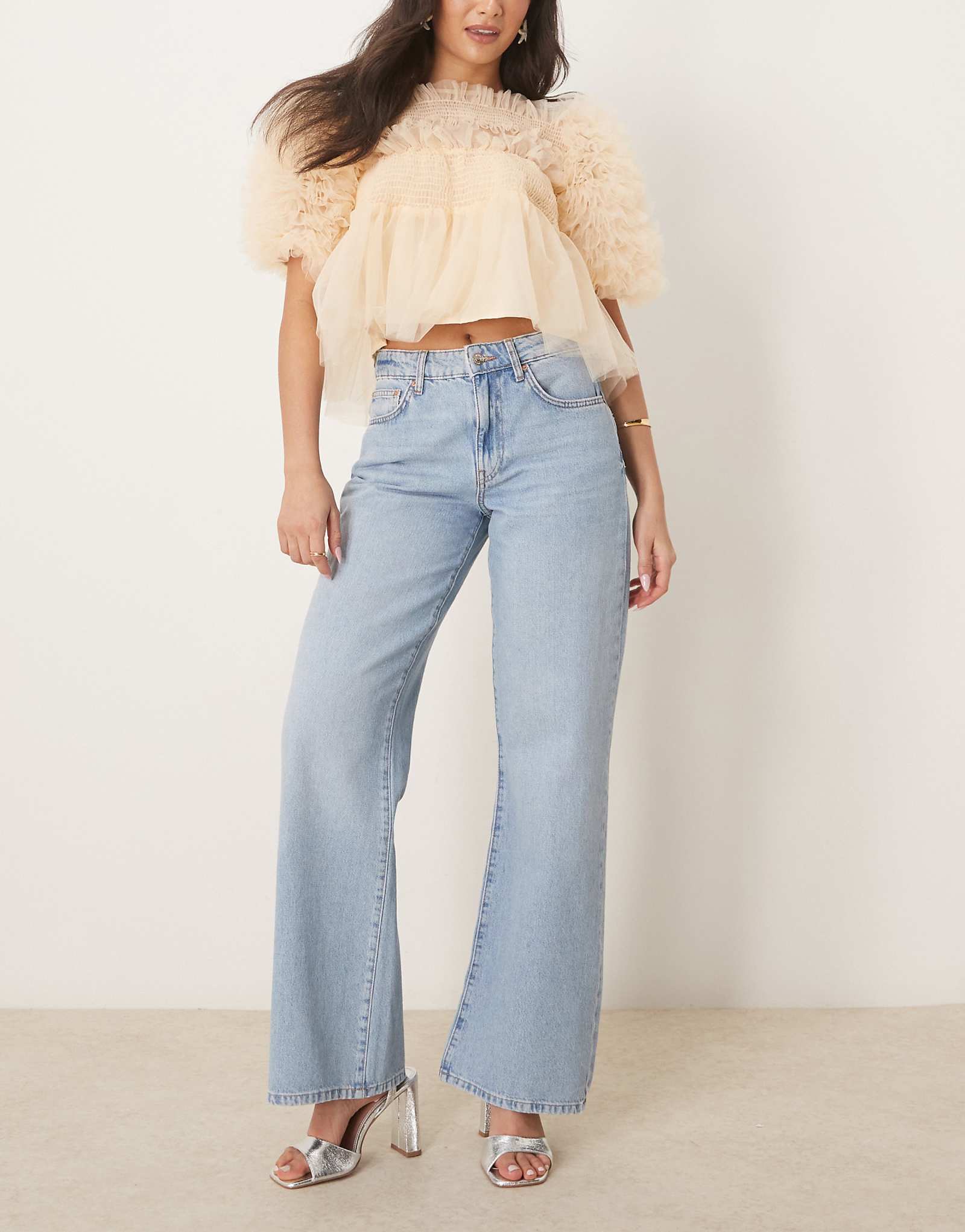 Джинсы GINA TRICOT с заниженной талией и широкими штанинами светло-синего цвета 14190₽