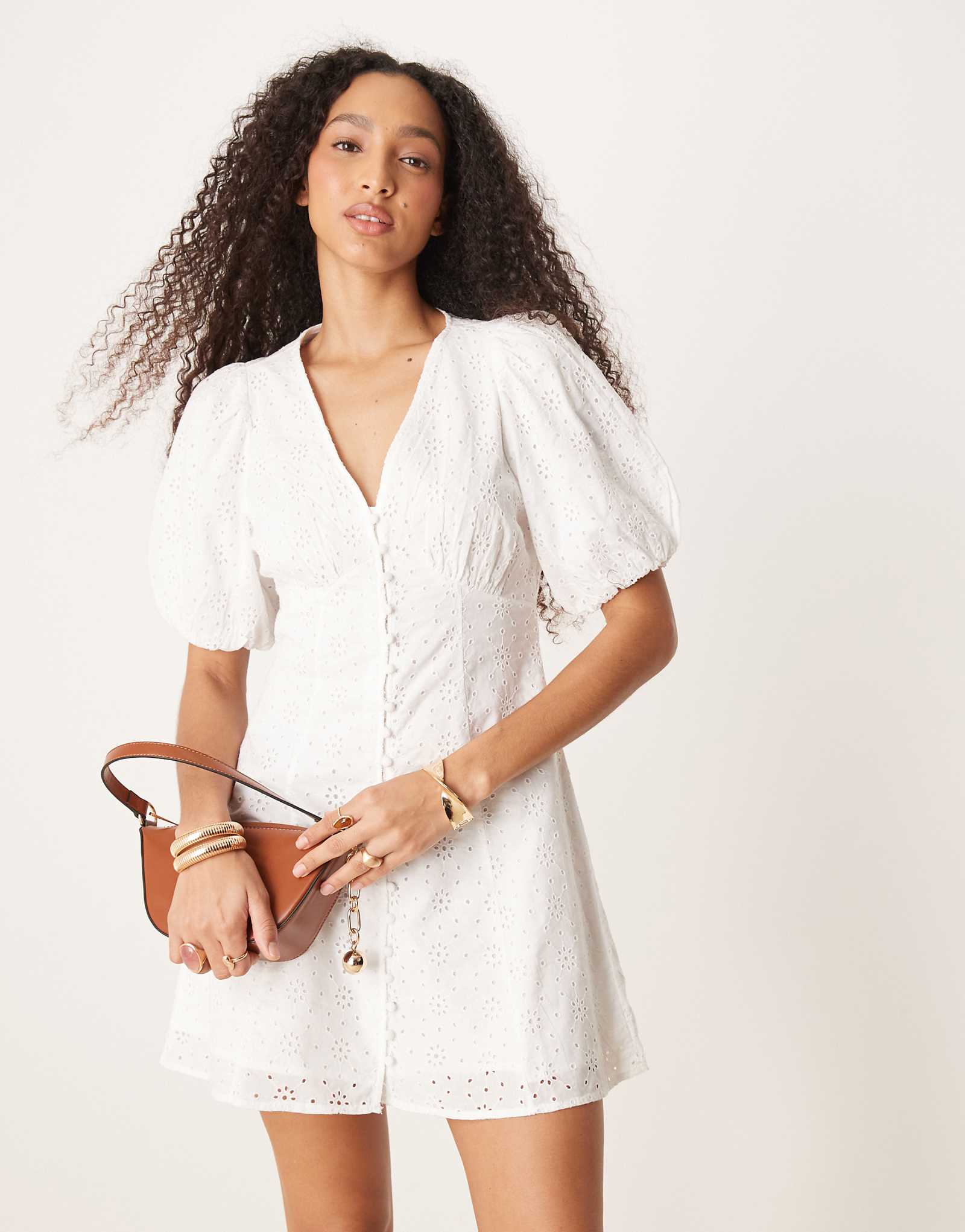 Выпускное мини-платье из трикотажа Gina с длинным рукавом и v-образным вырезом и проушиной для выпускного вечера белоснежного цвета 15890₽