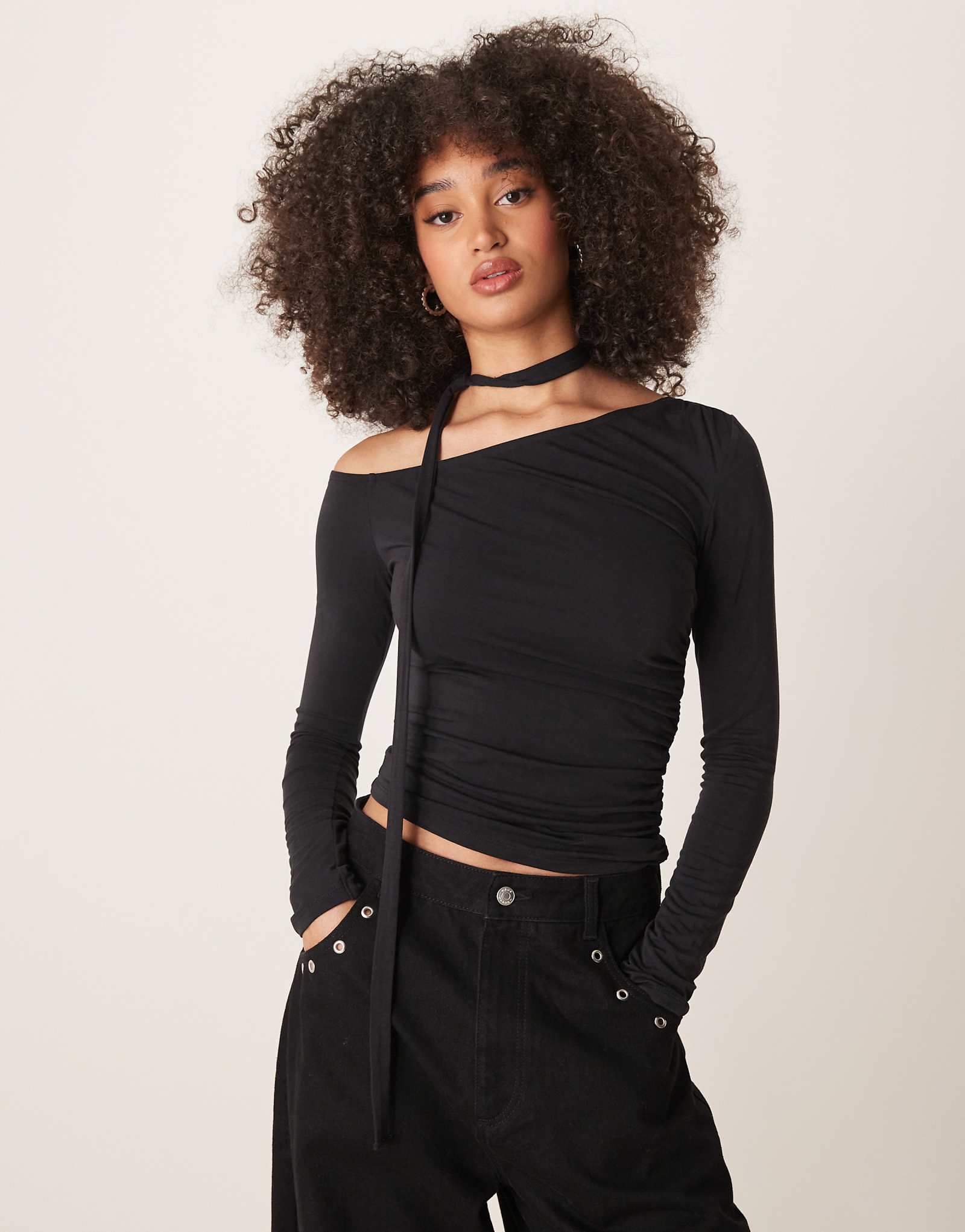 Асимметричный топ из трикотажа GINA TRICOT черного цвета с завязкой 5490₽