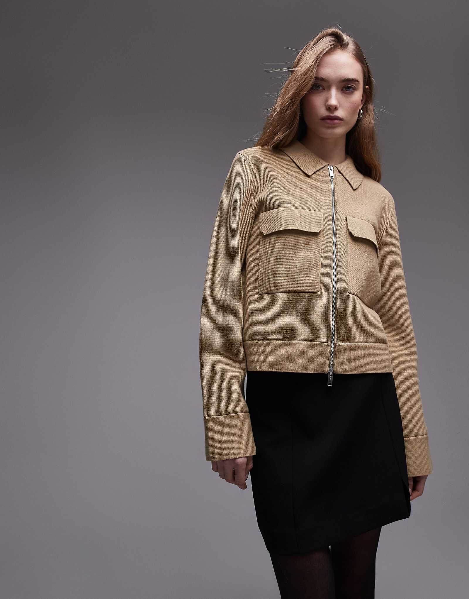 Вязаный компактный жакет ARKET Milano stich темно-бежевого цвета с застежкой-молнией спереди и карманами 24790₽