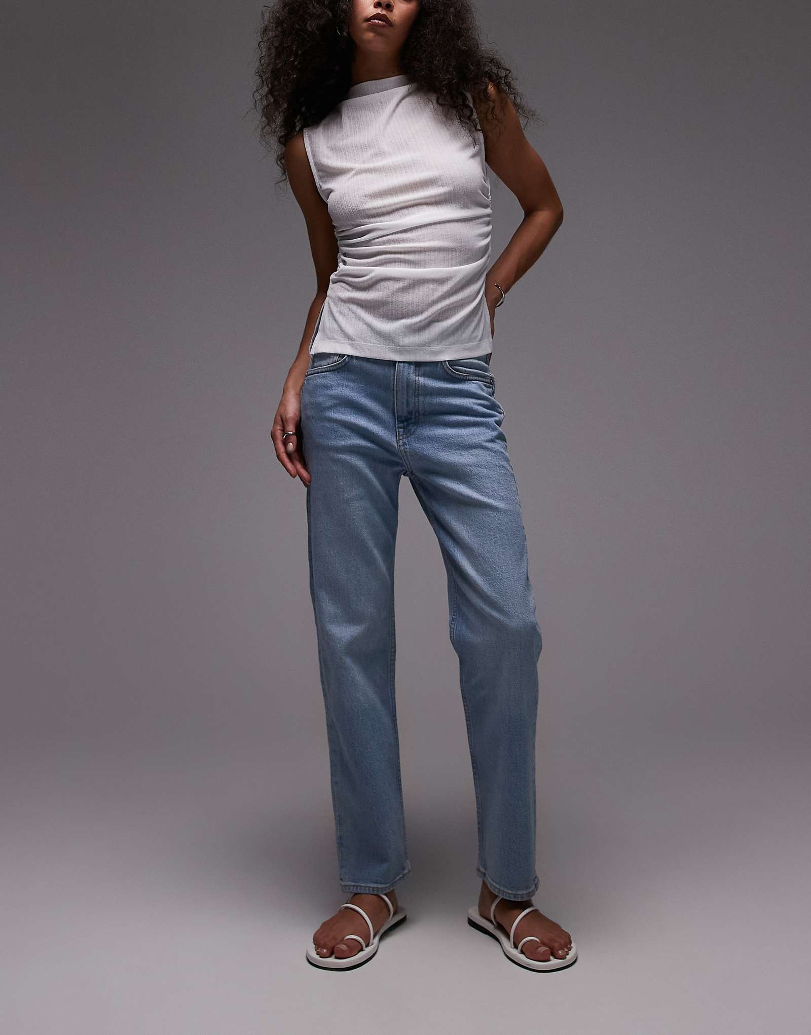 Джинсы ARKET Jade stretch зауженного кроя светло-голубого цвета 11990₽