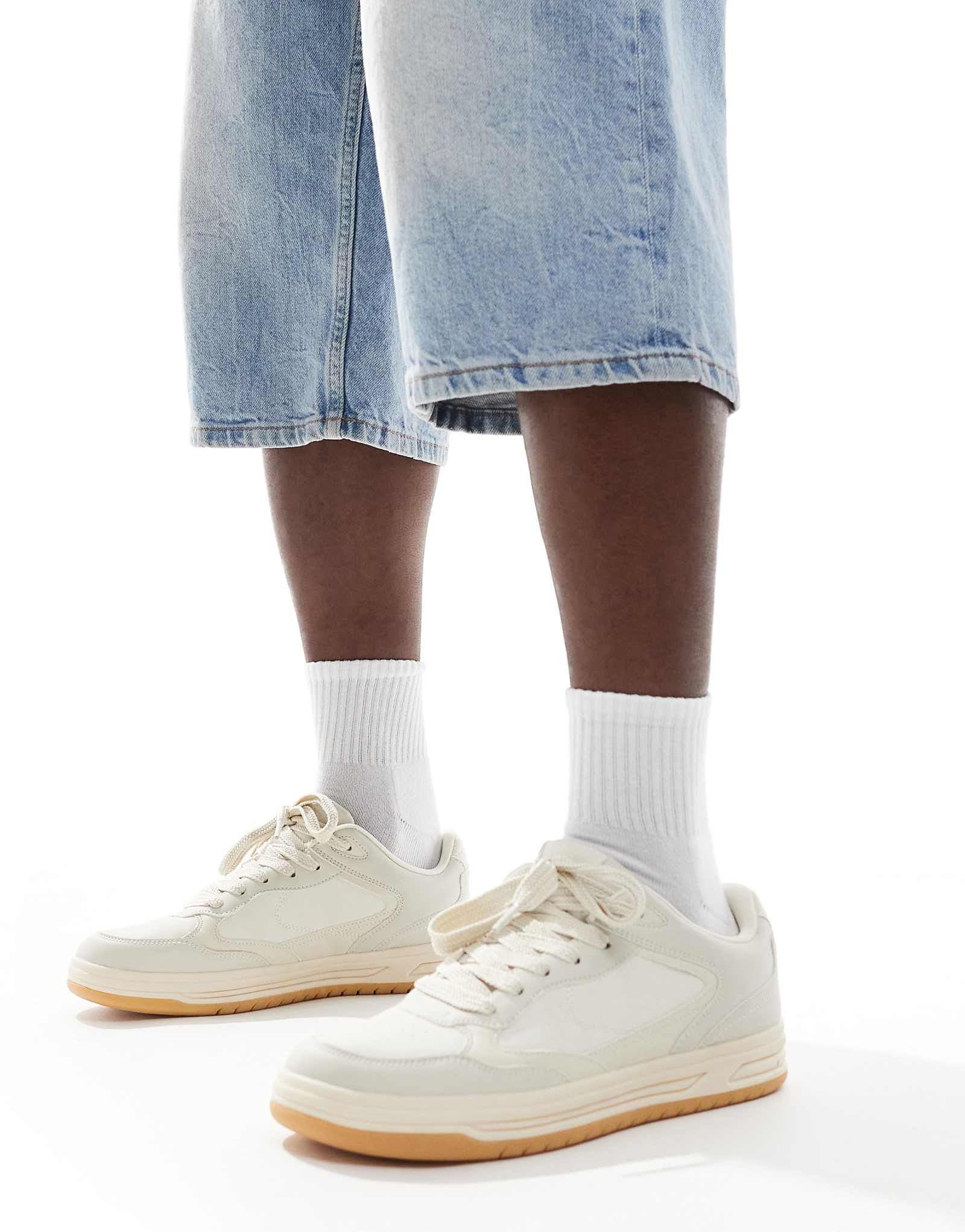 Кроссовки Bershka с вставками в тон бежевому цвету 8690₽