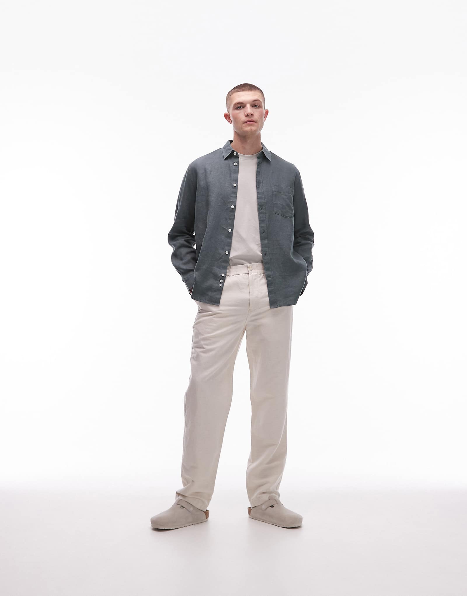 Льняные брюки ARKET на завязках светло-бежевого цвета 12590₽