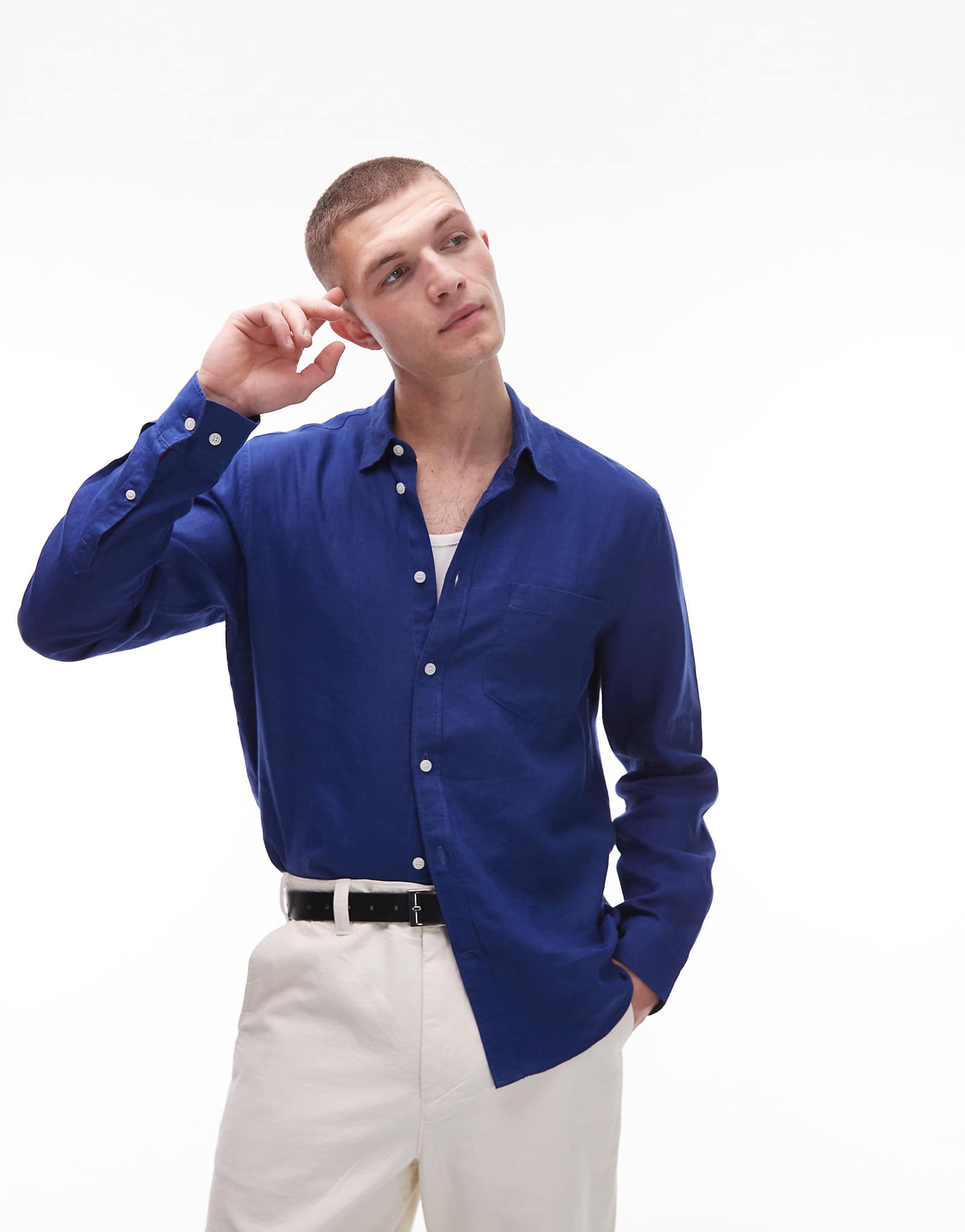 Льняная рубашка ARKET обычного покроя королевского синего цвета 12690₽