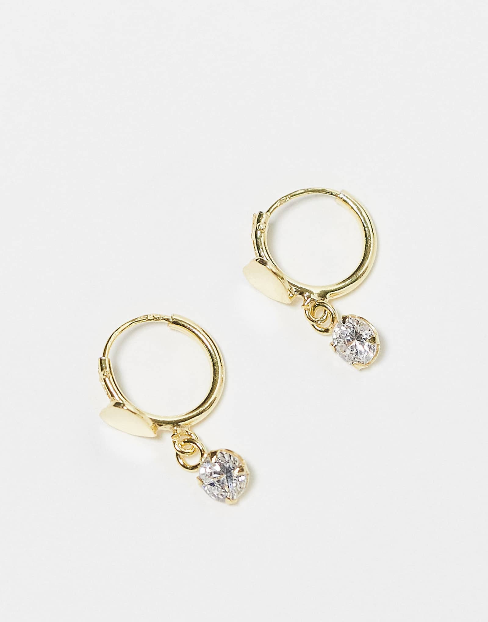 Серьги Kingsley Ryan heart huggie с фианитами в позолоченном исполнении