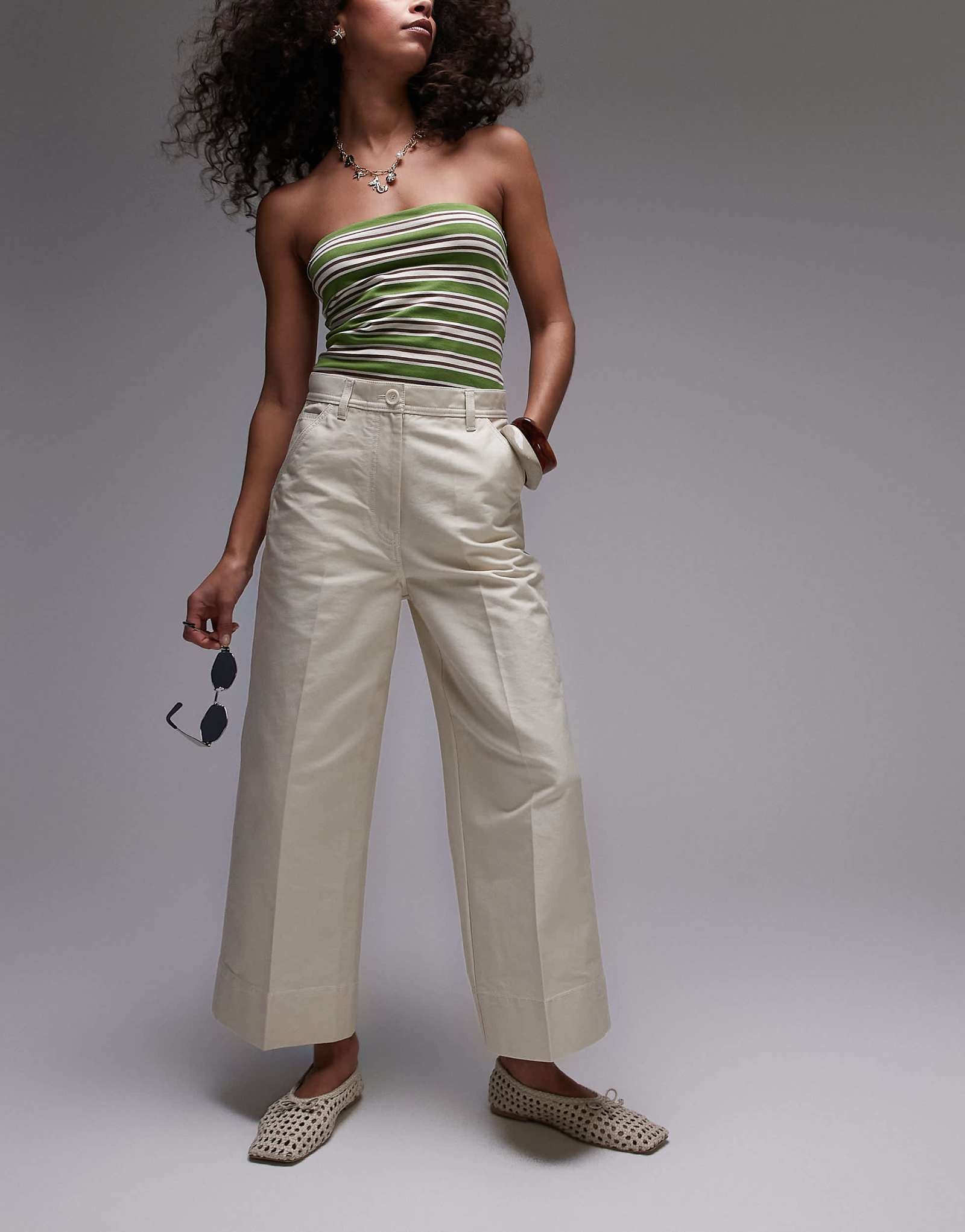 Широкие хлопчатобумажные брюки ARKET на щиколотке светло-бежевого цвета со структурированным рисунком 14090₽