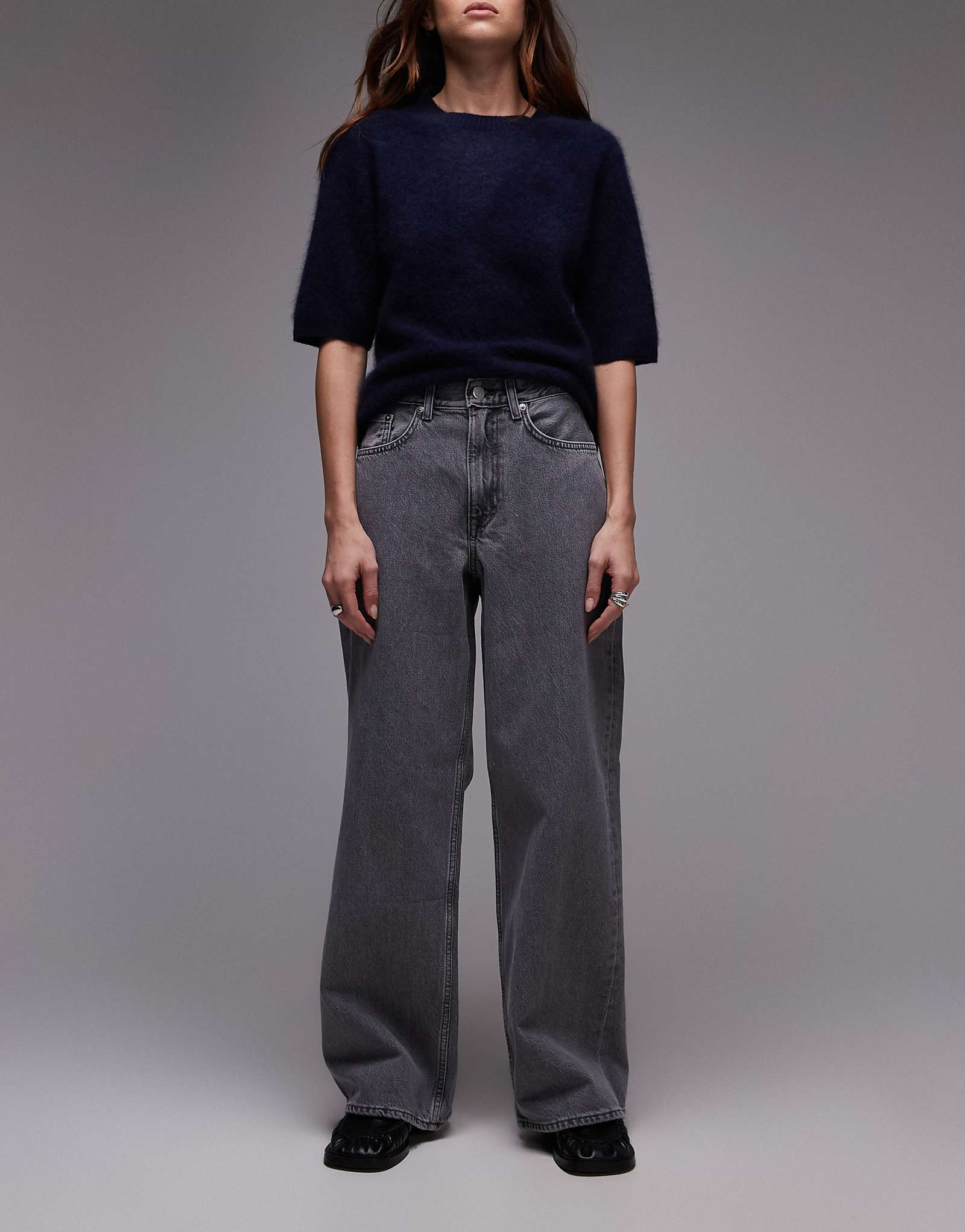 Мешковатые джинсы ARKET Cloud с низкой посадкой и широкими штанинами светло-серого цвета 15790₽